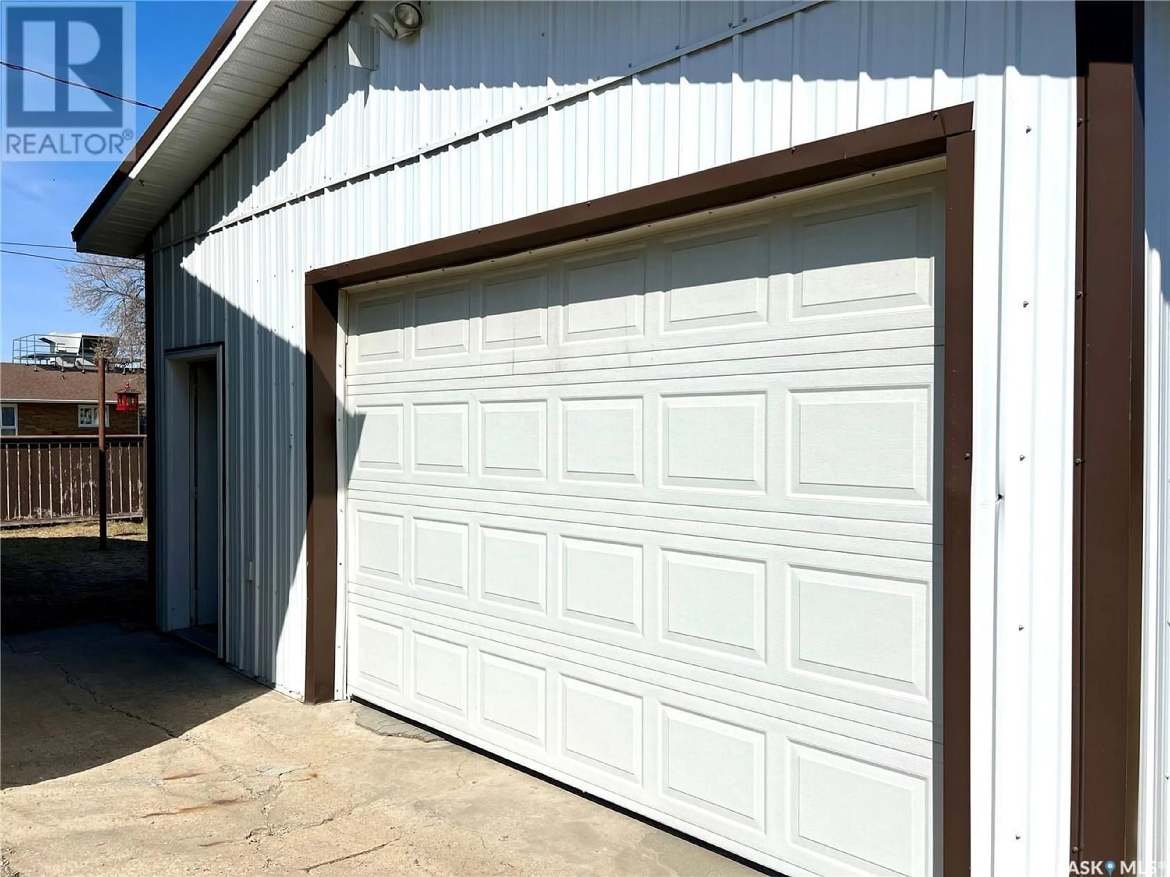 Indoor garage for 125 Henderson STREET W, Yorkton Saskatchewan S3N0A7