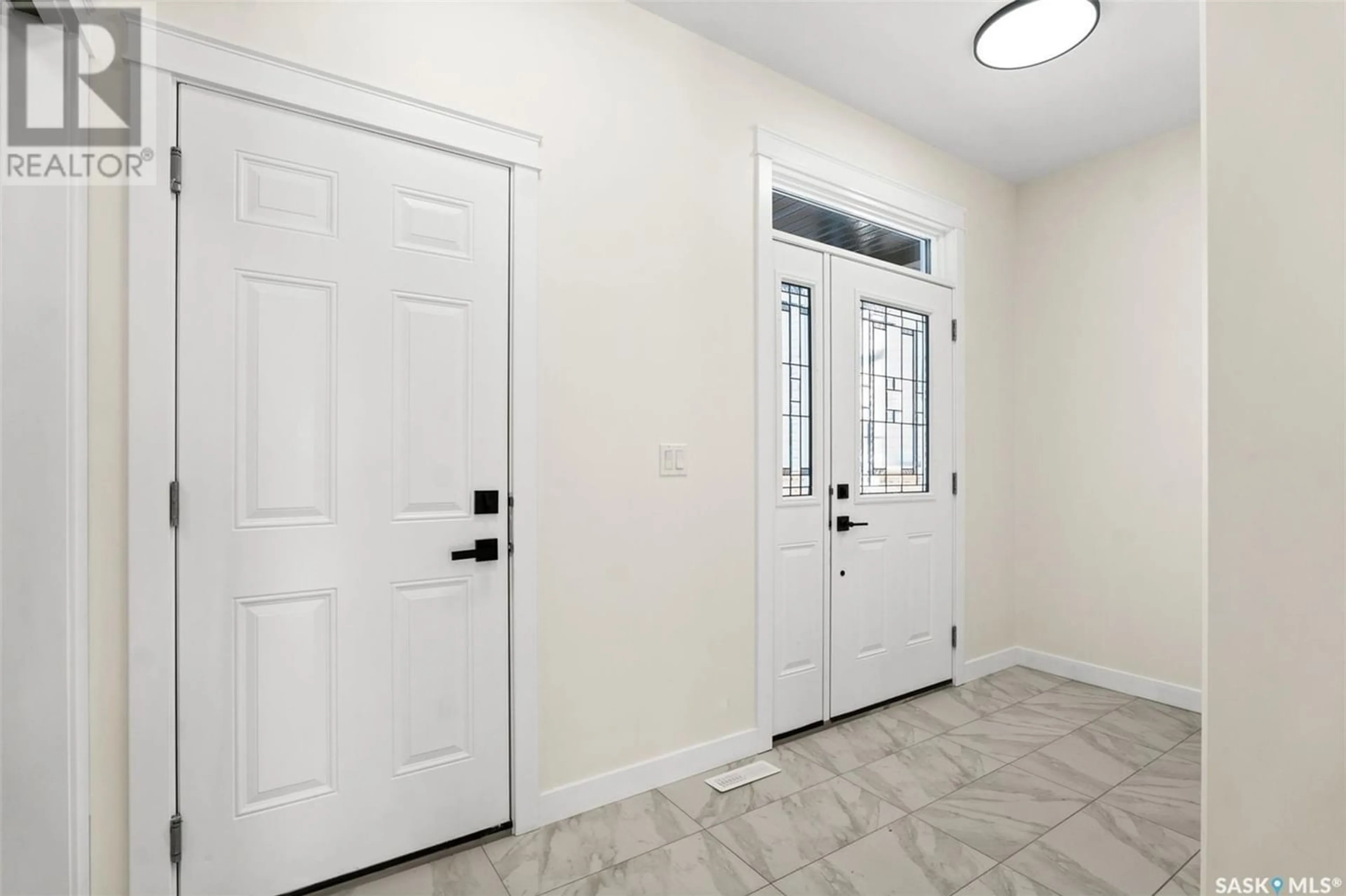 Indoor entryway for 251 Ells CRESCENT, Saskatoon Saskatchewan S7L6K6