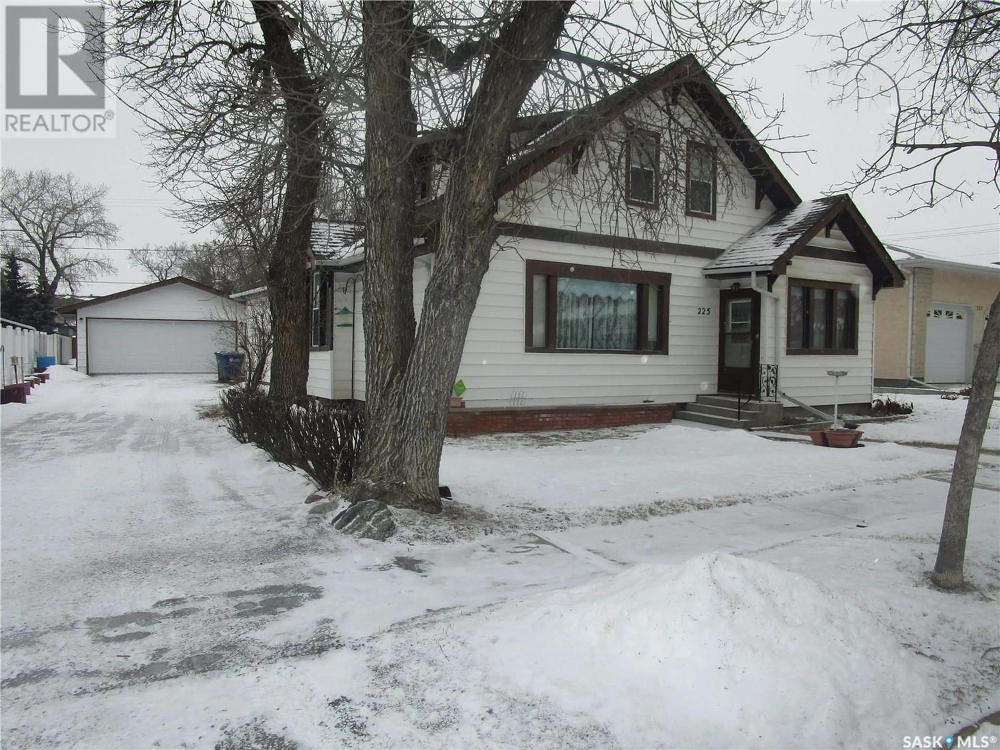 Frontside or backside of a home for 225 6th AVENUE E, Assiniboia Saskatchewan S0H0B0