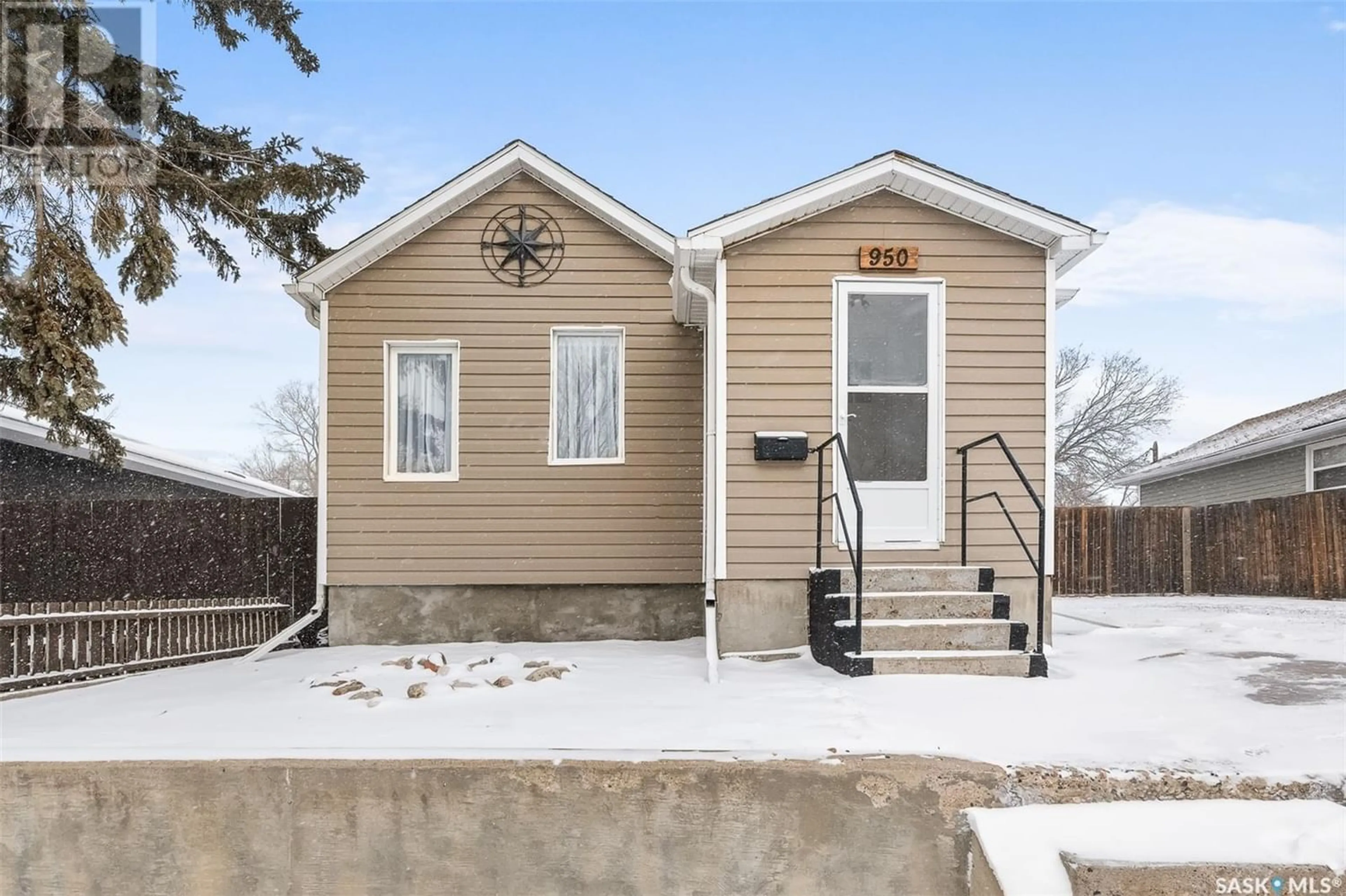 Home with unknown exterior material for 950 Caribou STREET W, Moose Jaw Saskatchewan S6H2L5