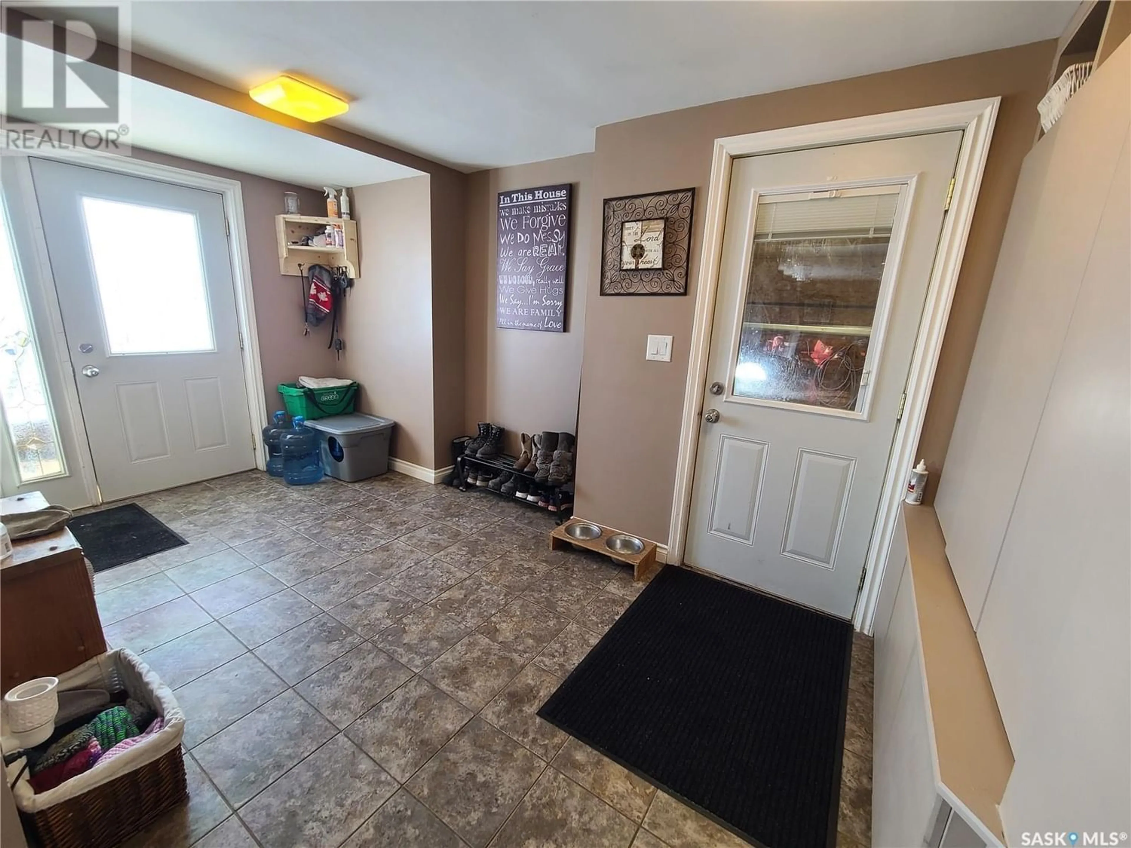 Indoor entryway for RM Lomond Acreage, Lomond Rm No. 37 Saskatchewan S4H0T1