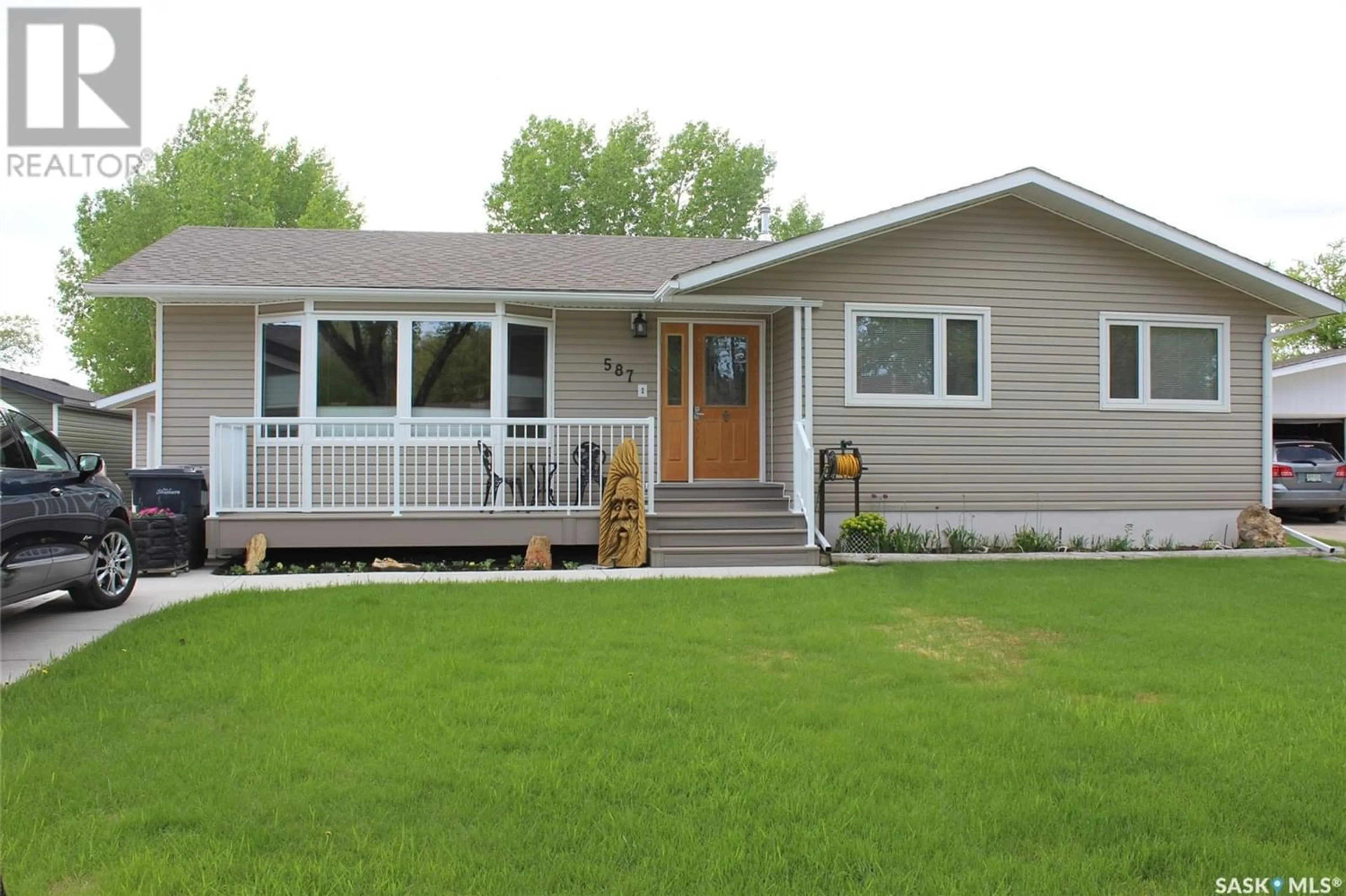 Home with vinyl exterior material for 587 Poplar CRESCENT, Shaunavon Saskatchewan S0N2M0