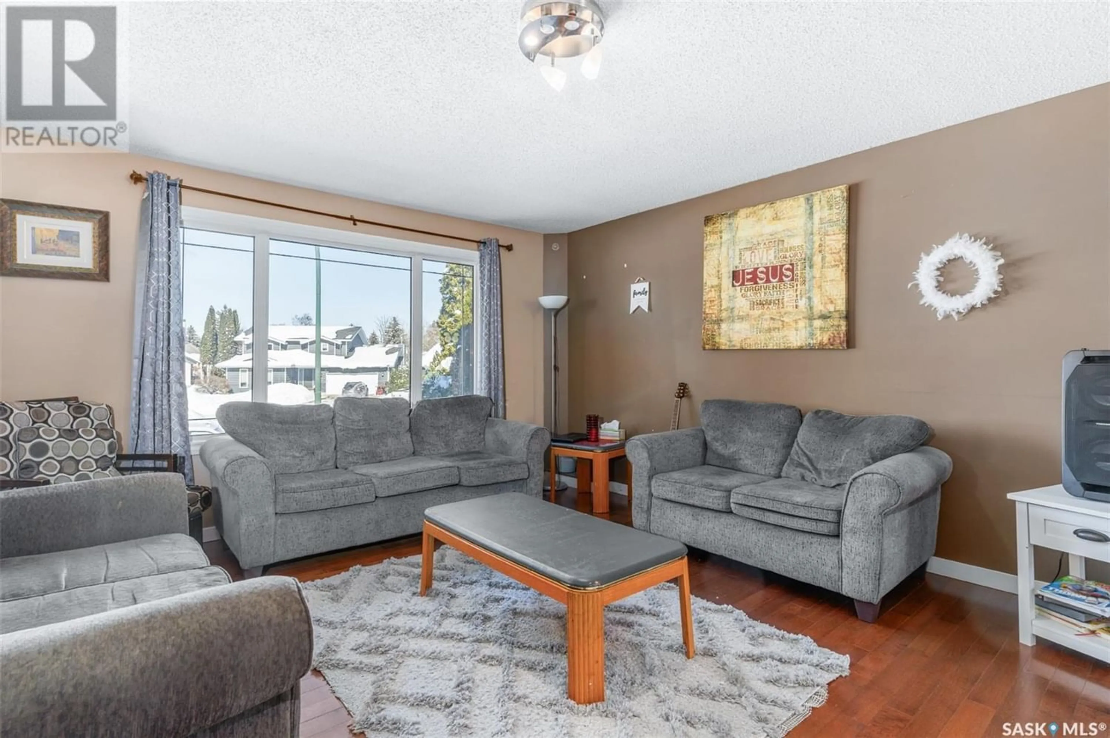 Living room for 1006 Whitewood CRESCENT, Saskatoon Saskatchewan S7J4L1