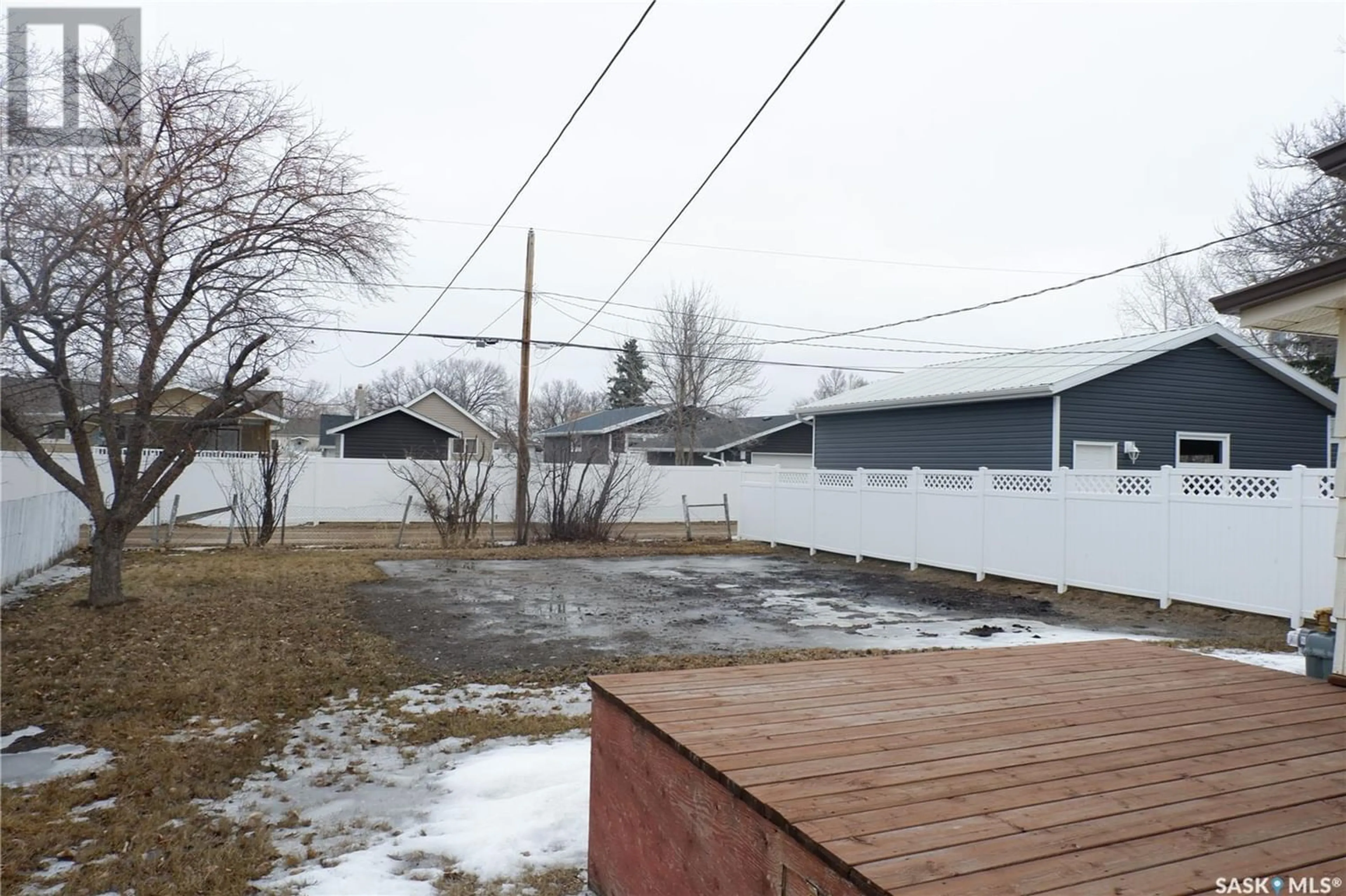 Fenced yard for 416 6th AVENUE W, Assiniboia Saskatchewan S0H0B0