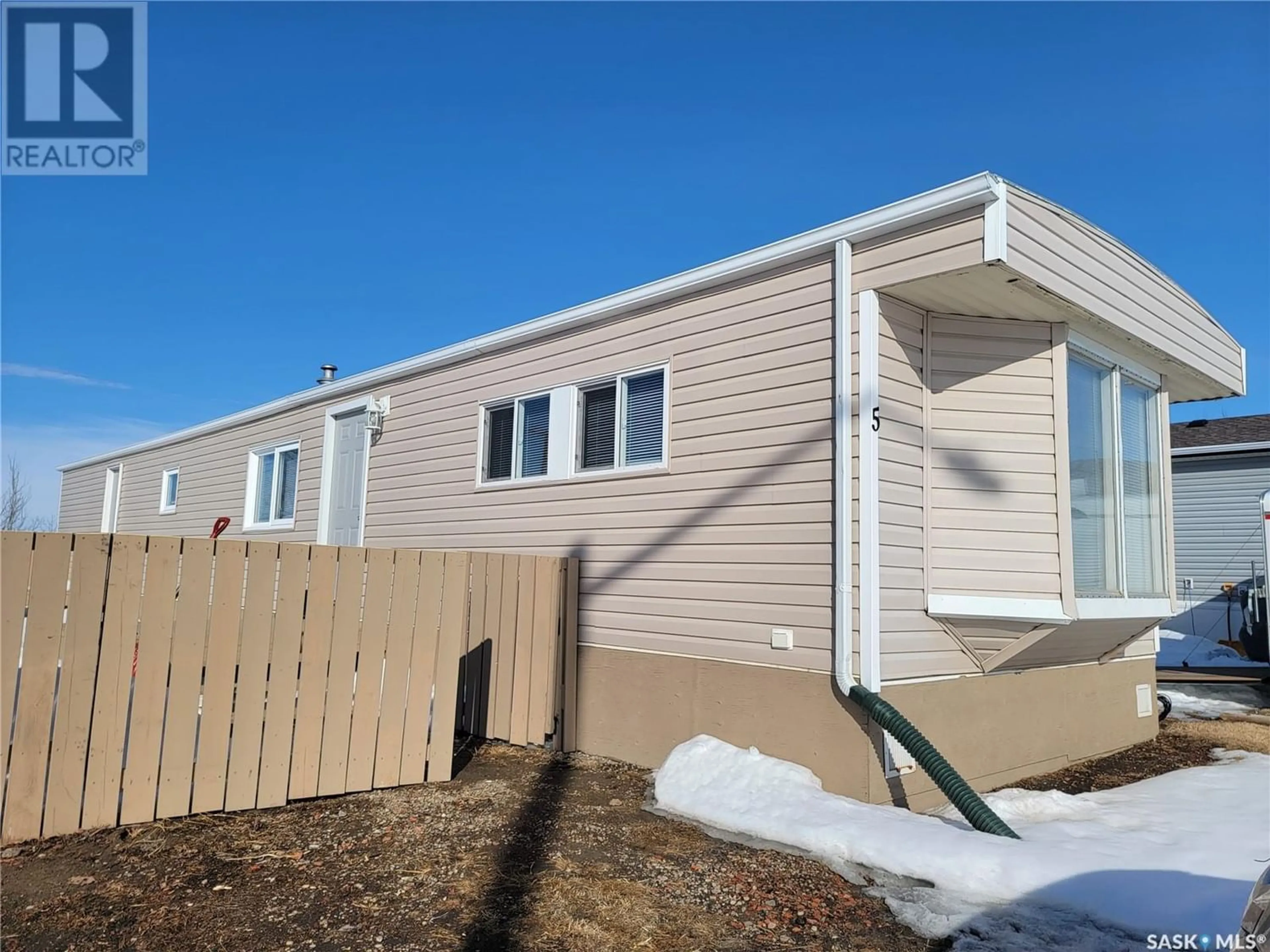 A pic from exterior of the house or condo for 5 Mirror ROAD, Macklin Saskatchewan S0L2C0