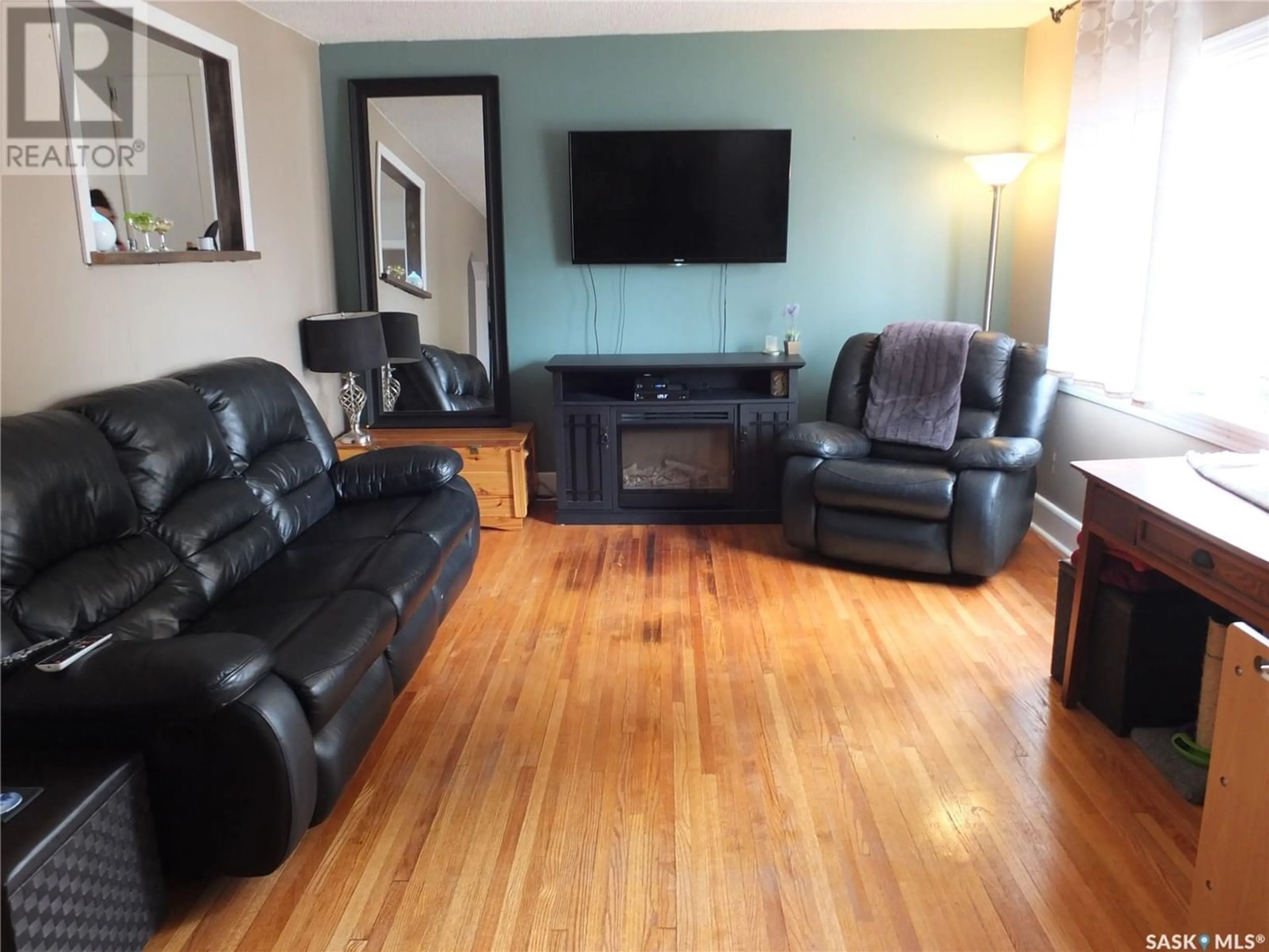 Living room for 815 Rae STREET, Regina Saskatchewan S4T2B3