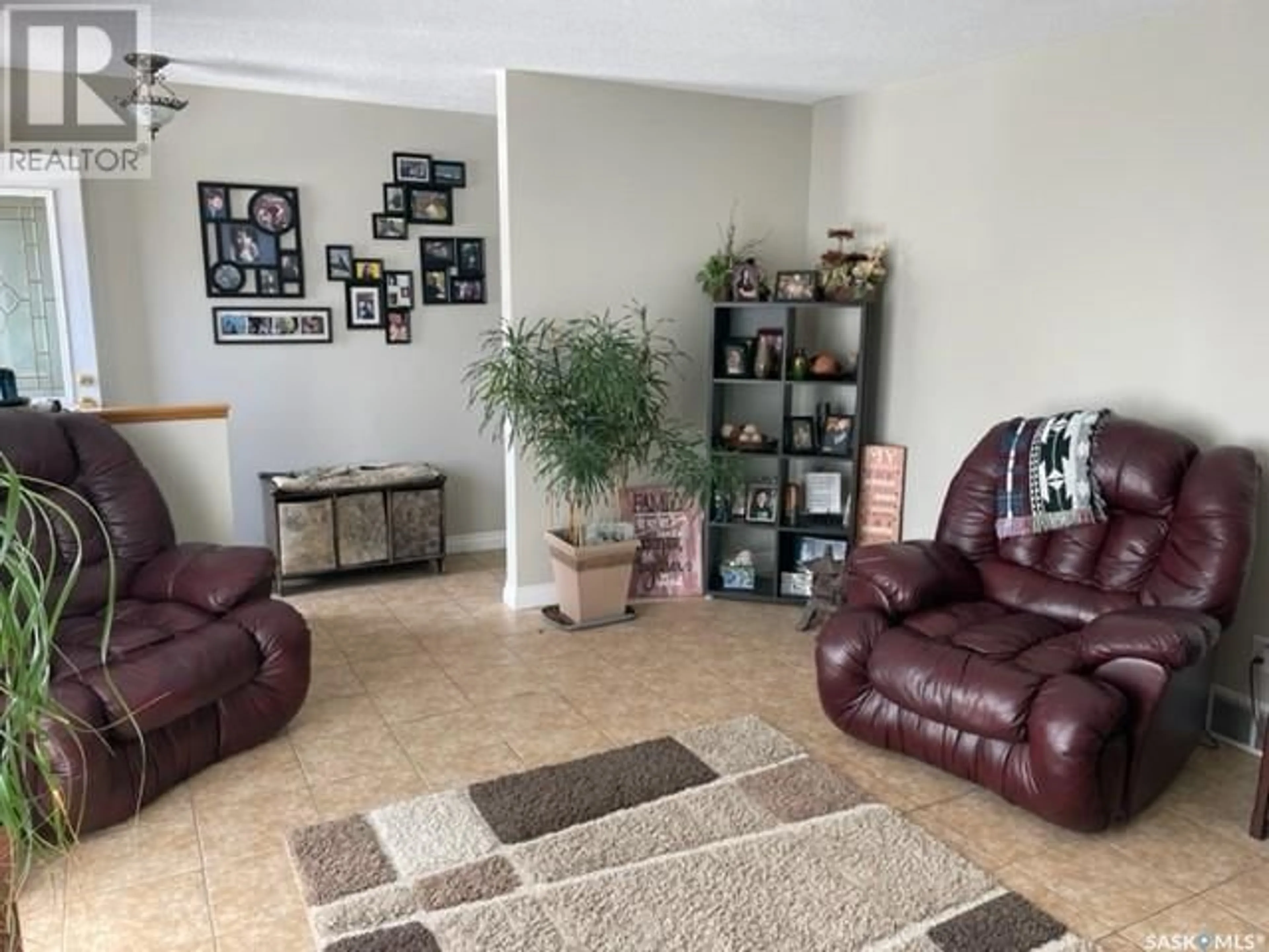 Living room for 633 Mary STREET, Canora Saskatchewan S0A0L0