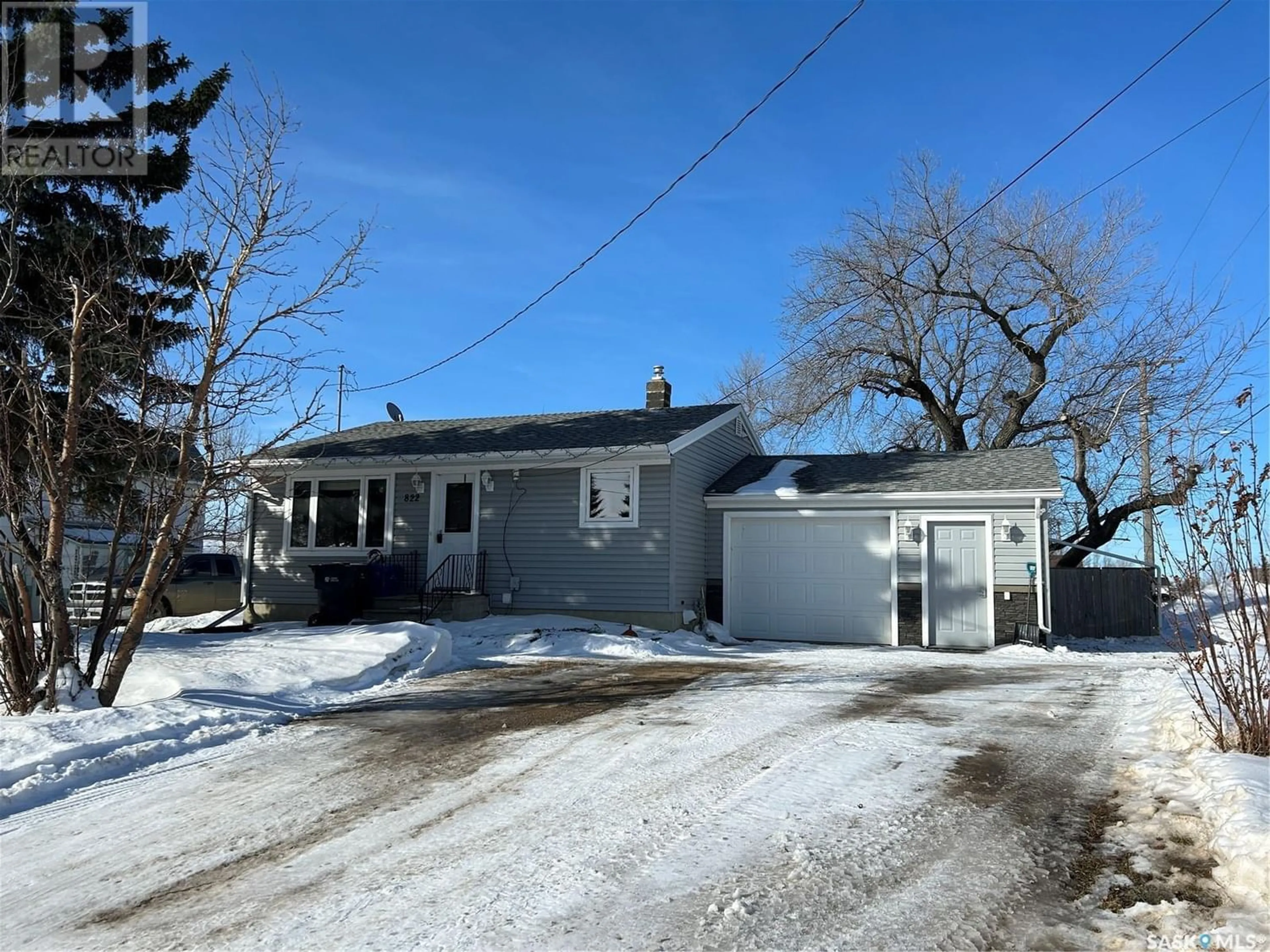 Frontside or backside of a home for 822 Main STREET, Oxbow Saskatchewan S0C2B0