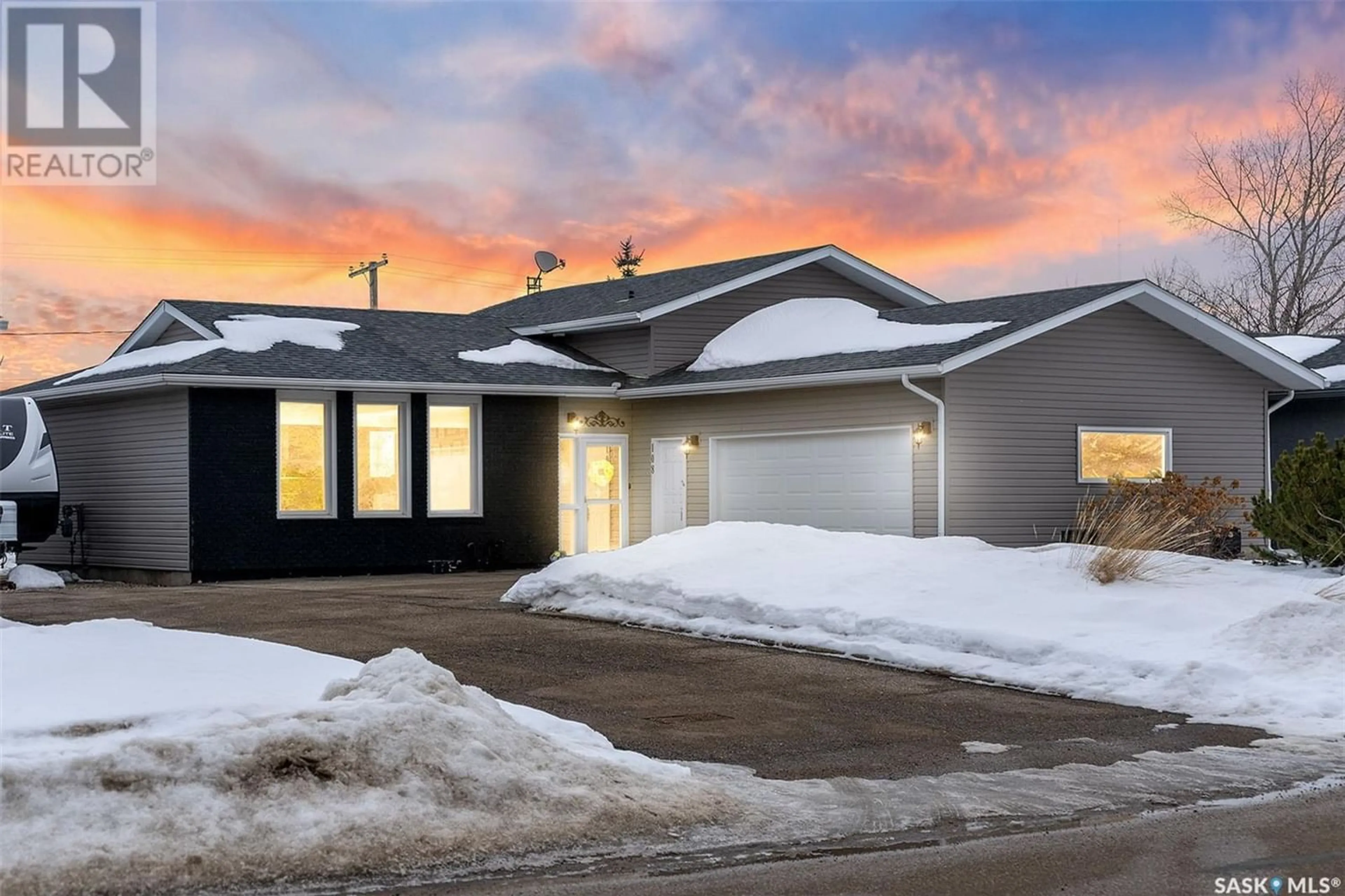 Frontside or backside of a home for 108 8th AVENUE E, Watrous Saskatchewan S0K4T0
