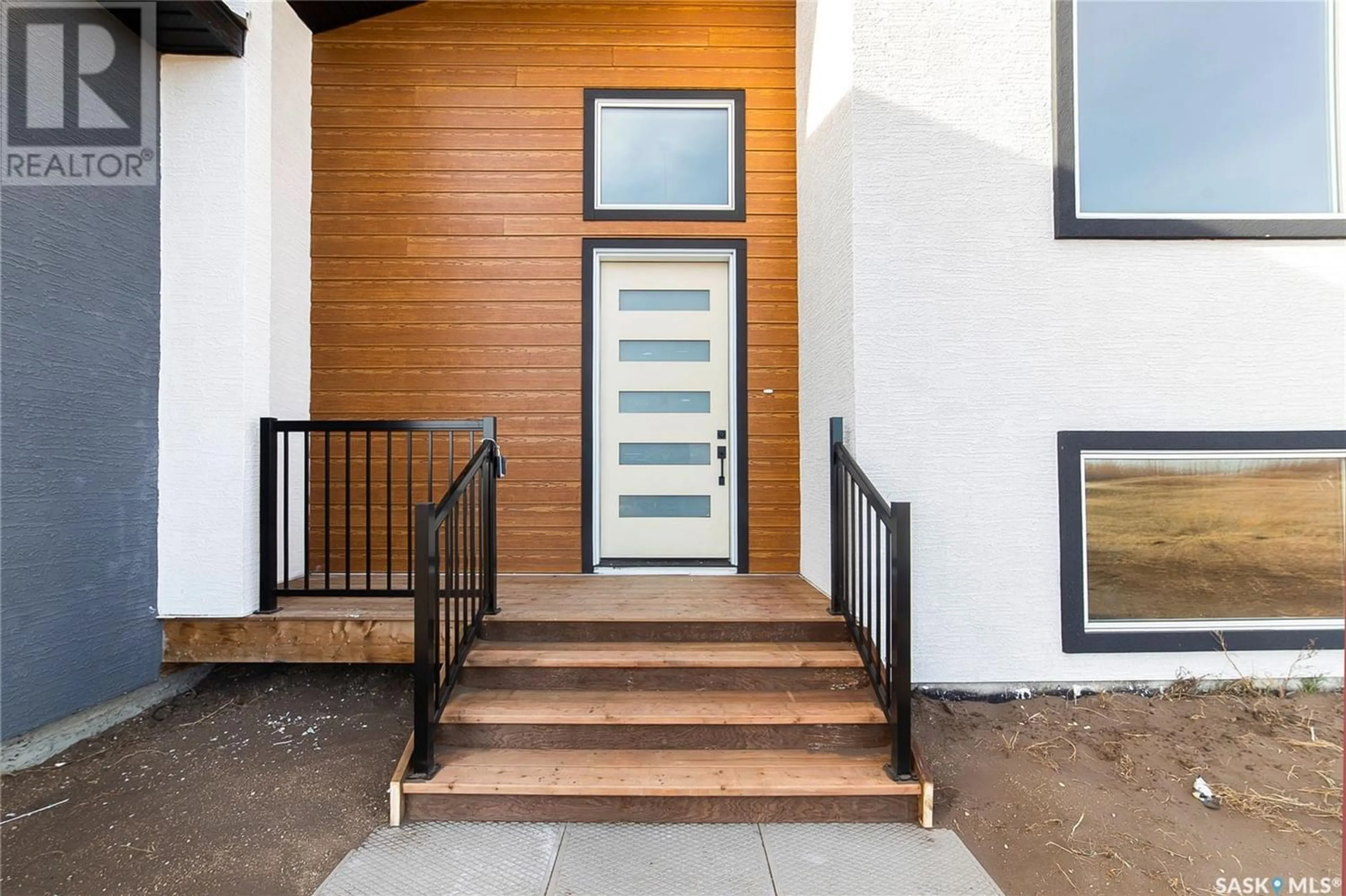 Indoor entryway for 5 Pheasant Meadows CRESCENT, Dundurn Rm No. 314 Saskatchewan S7C0C2