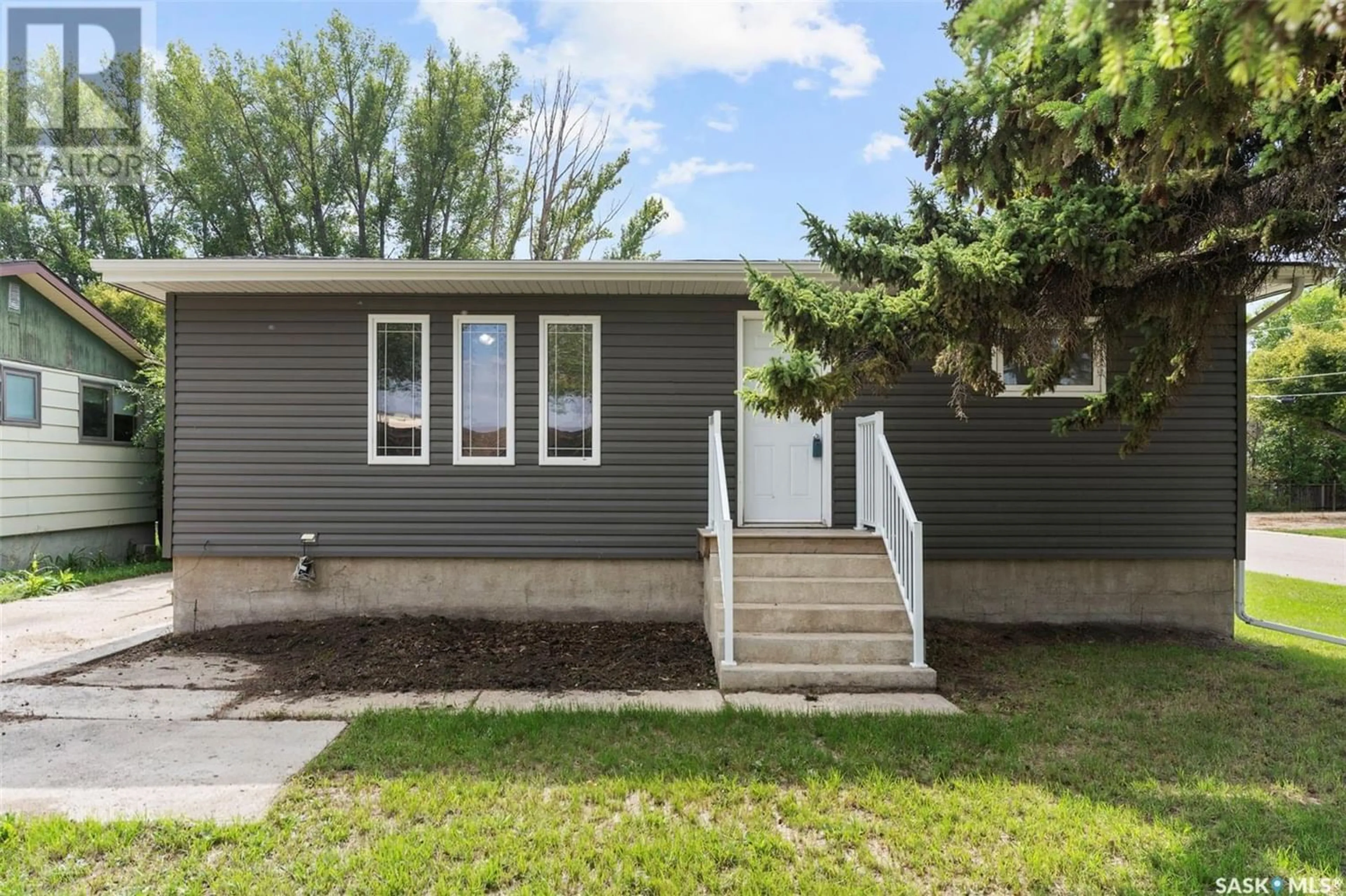 Home with vinyl exterior material for 201 6th AVENUE E, Watrous Saskatchewan S0K4T0