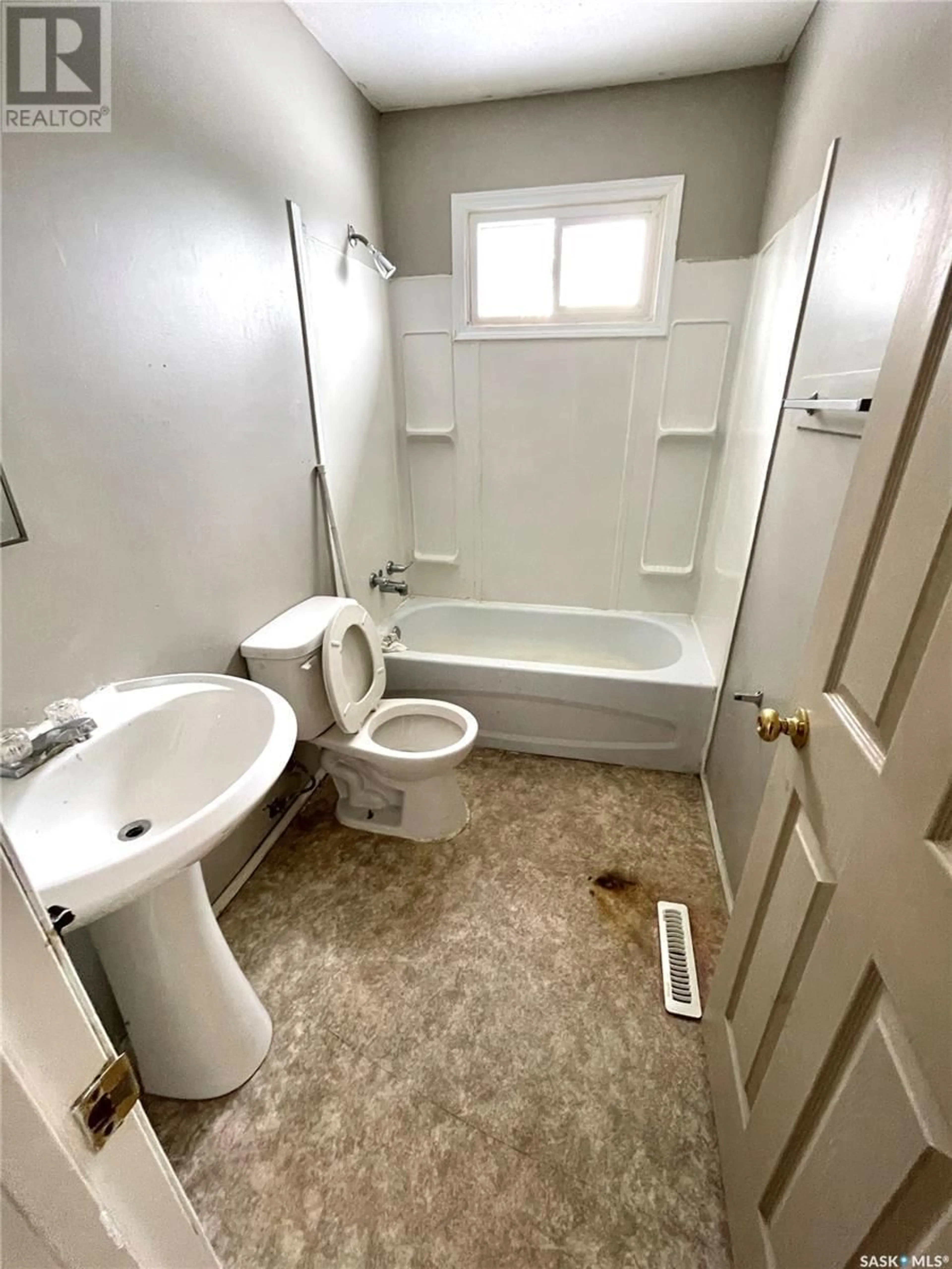 Standard bathroom for 271 21st STREET, Battleford Saskatchewan S0M0E0