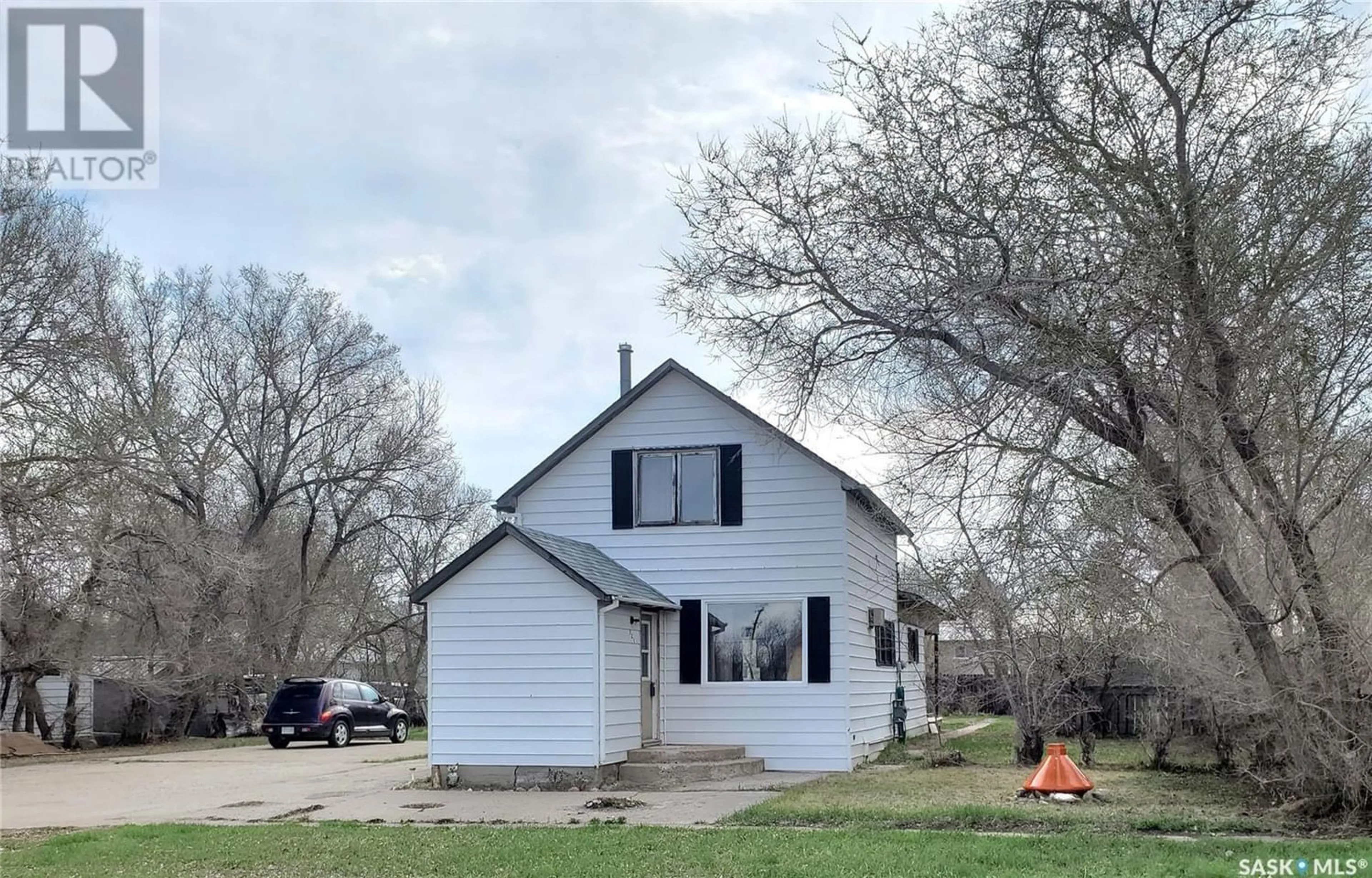 Frontside or backside of a home for 321 1st STREET W, Ponteix Saskatchewan S0N1Z0