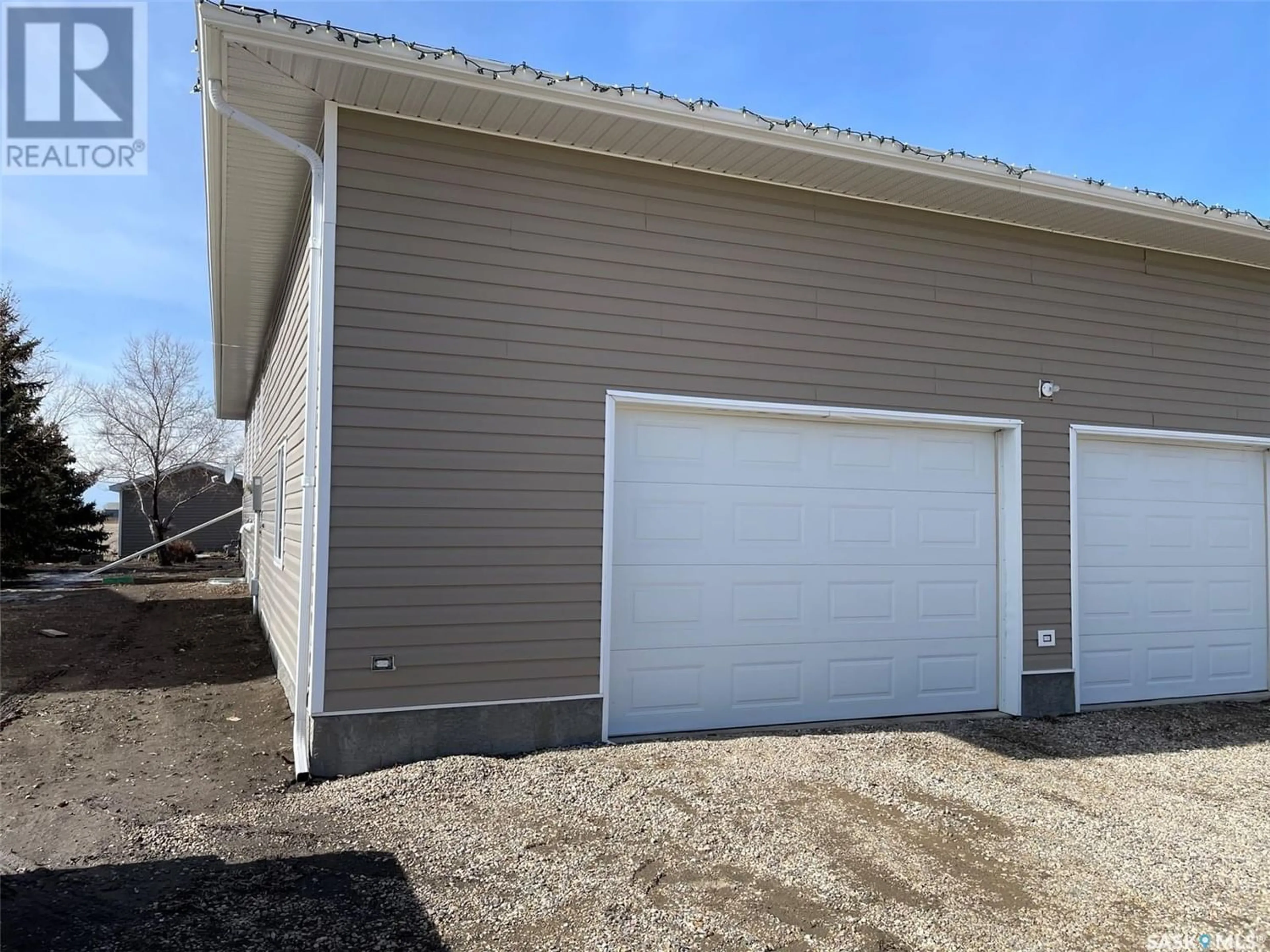 Indoor garage for 14 Somerset STREET, Gravelbourg Saskatchewan S0H1X0