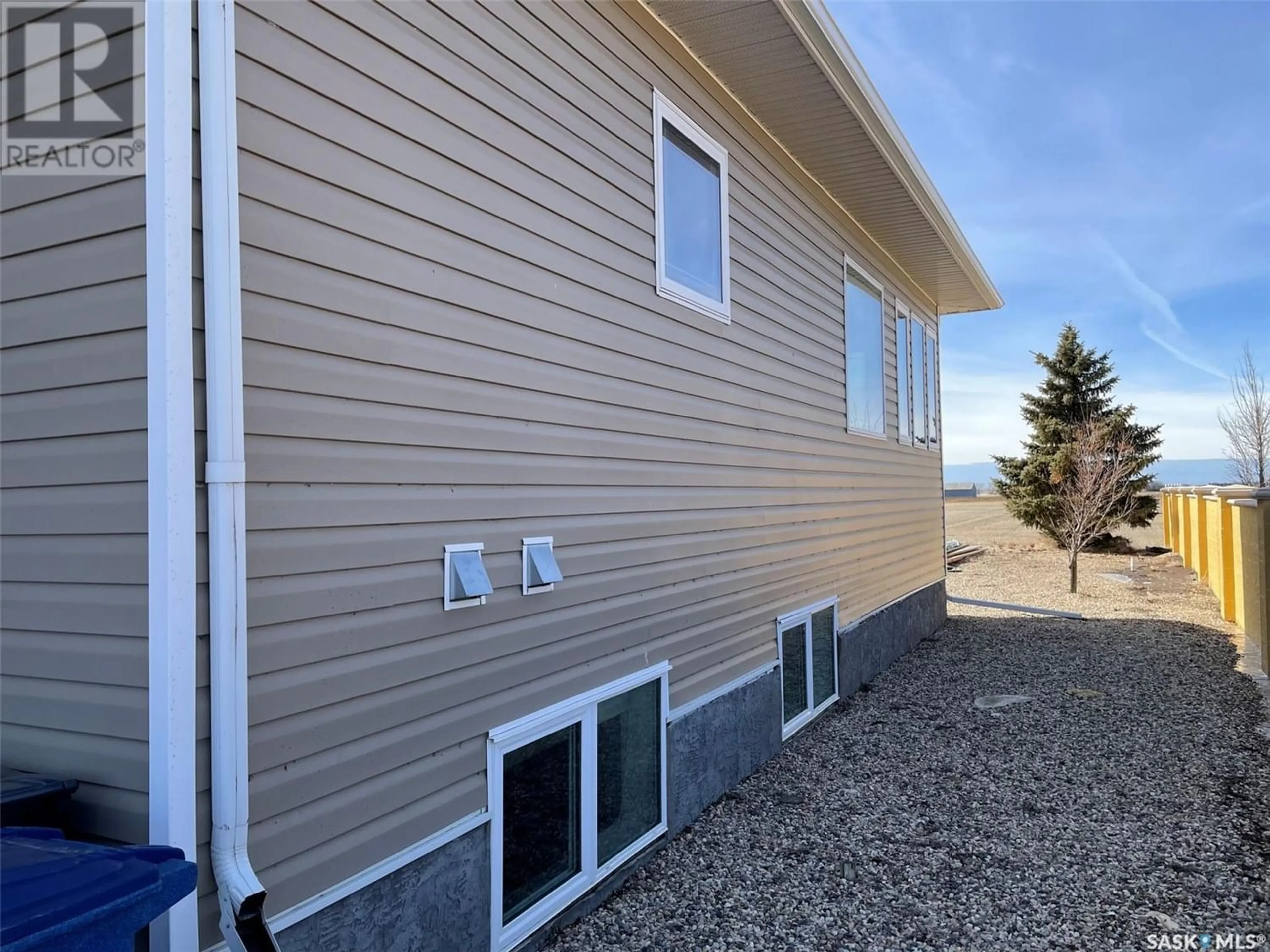 Home with vinyl exterior material for 14 Somerset STREET, Gravelbourg Saskatchewan S0H1X0