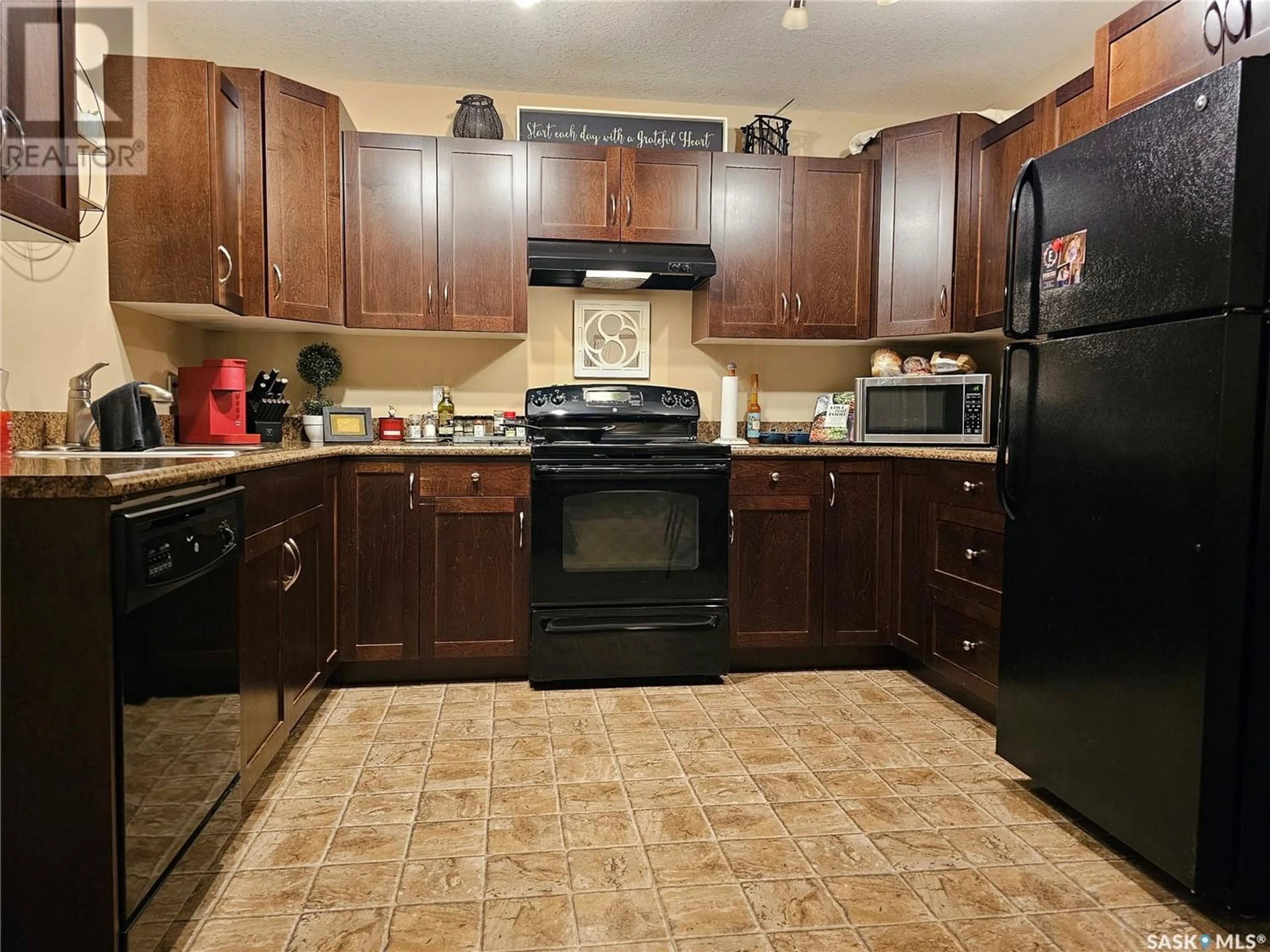 Standard kitchen, carpet floors, cottage for 112 825 Gladstone STREET E, Swift Current Saskatchewan S9H5P1