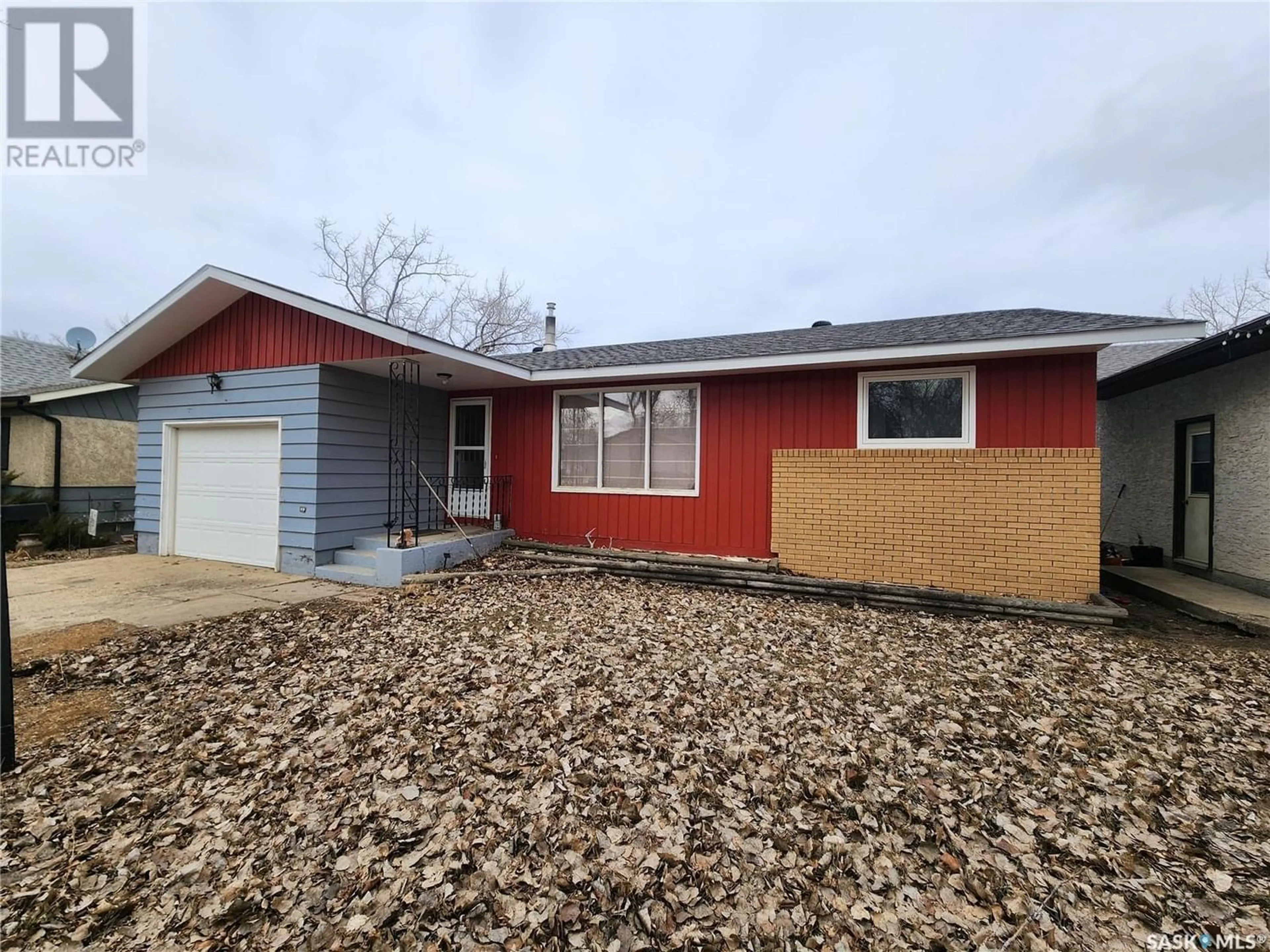 Frontside or backside of a home for 733 Mann AVENUE, Radville Saskatchewan S0C2G0