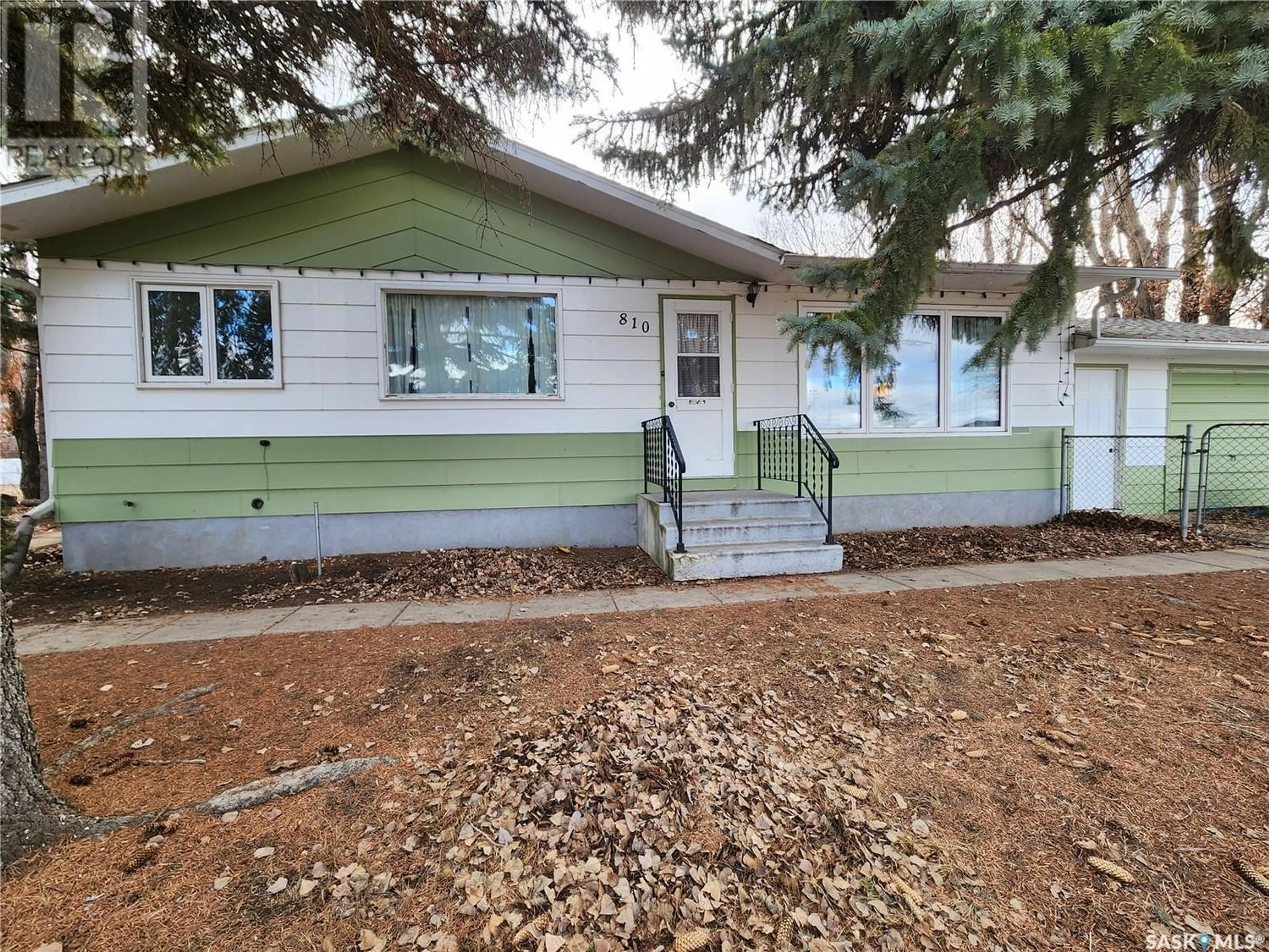 Frontside or backside of a home for 810 Healy AVENUE, Radville Saskatchewan S0C2G0