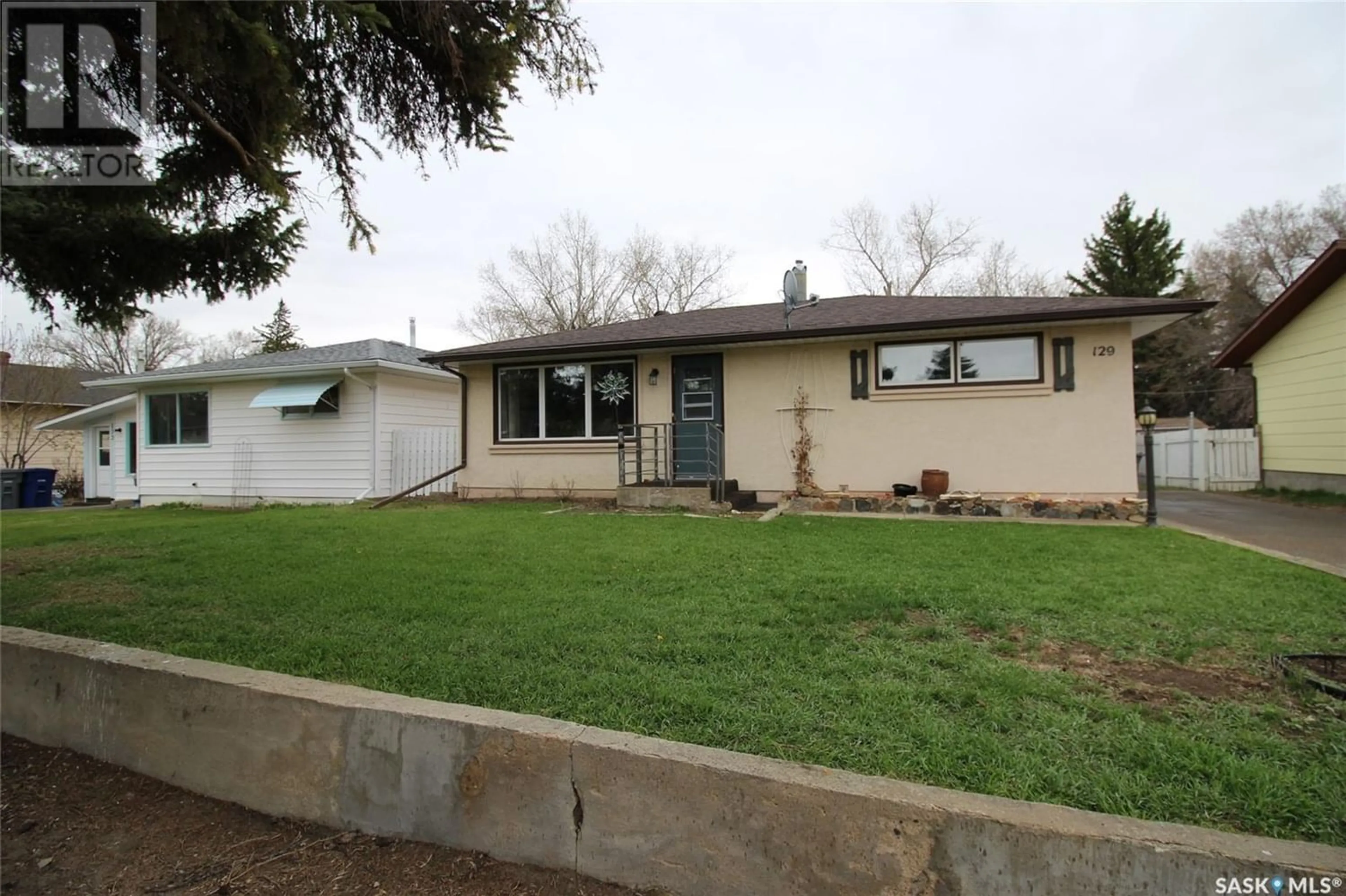 Frontside or backside of a home for 129 Tamarack AVENUE N, Eastend Saskatchewan S0N0T0