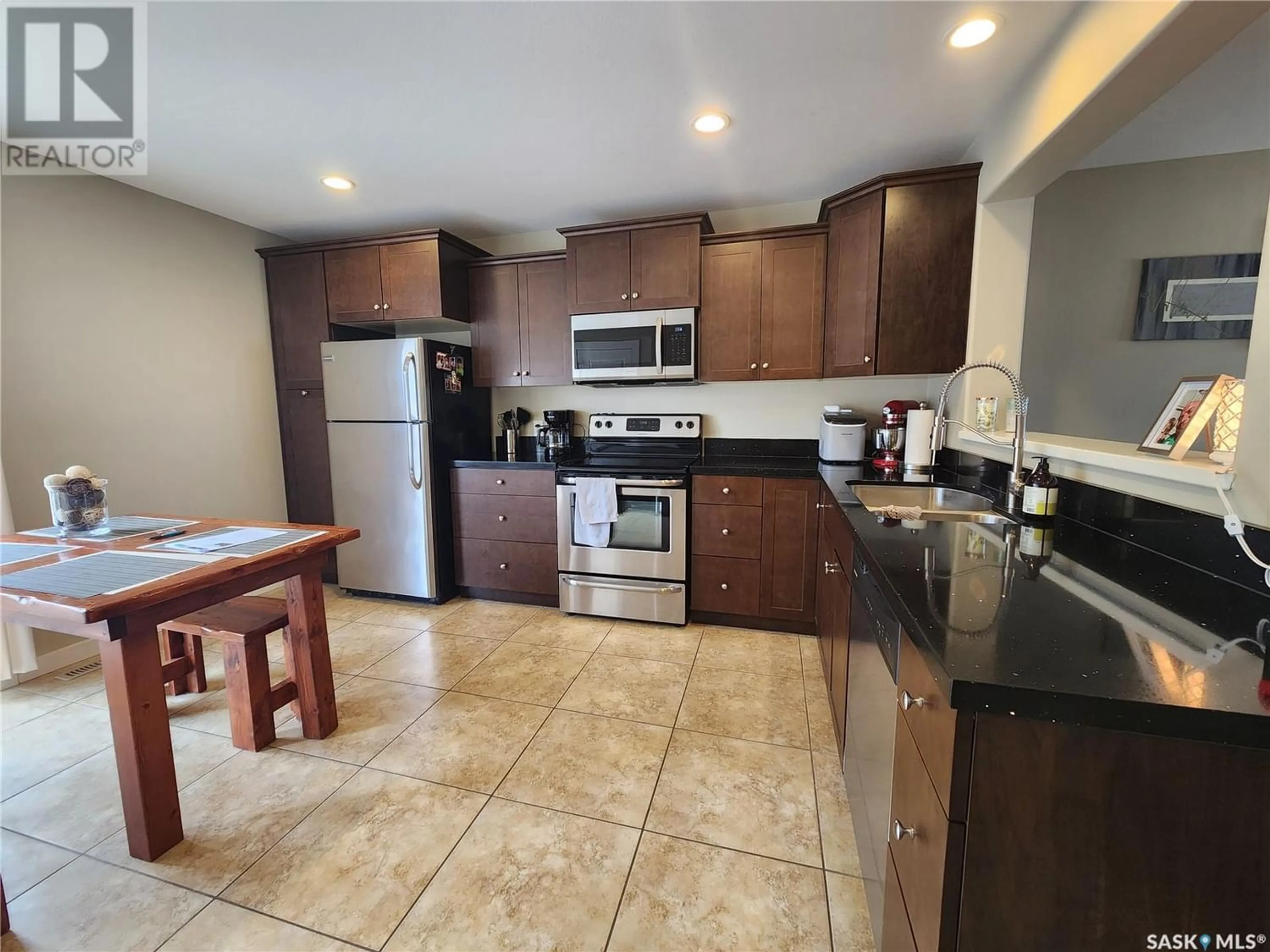 Standard kitchen for 11 880 5TH STREET NE, Weyburn Saskatchewan S4H3B8