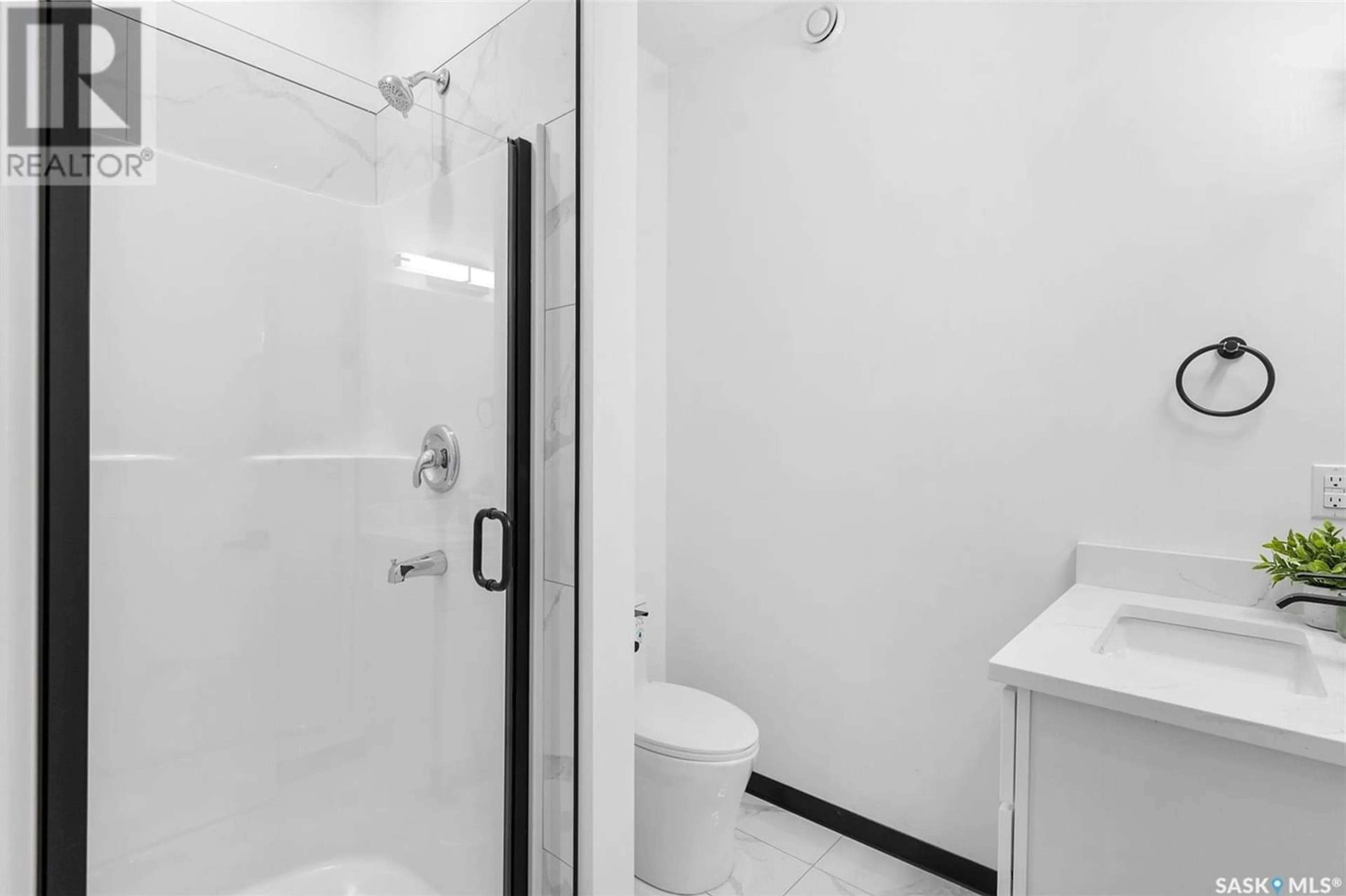 Standard bathroom for 427 Schmeiser BEND, Saskatoon Saskatchewan S7V1P2