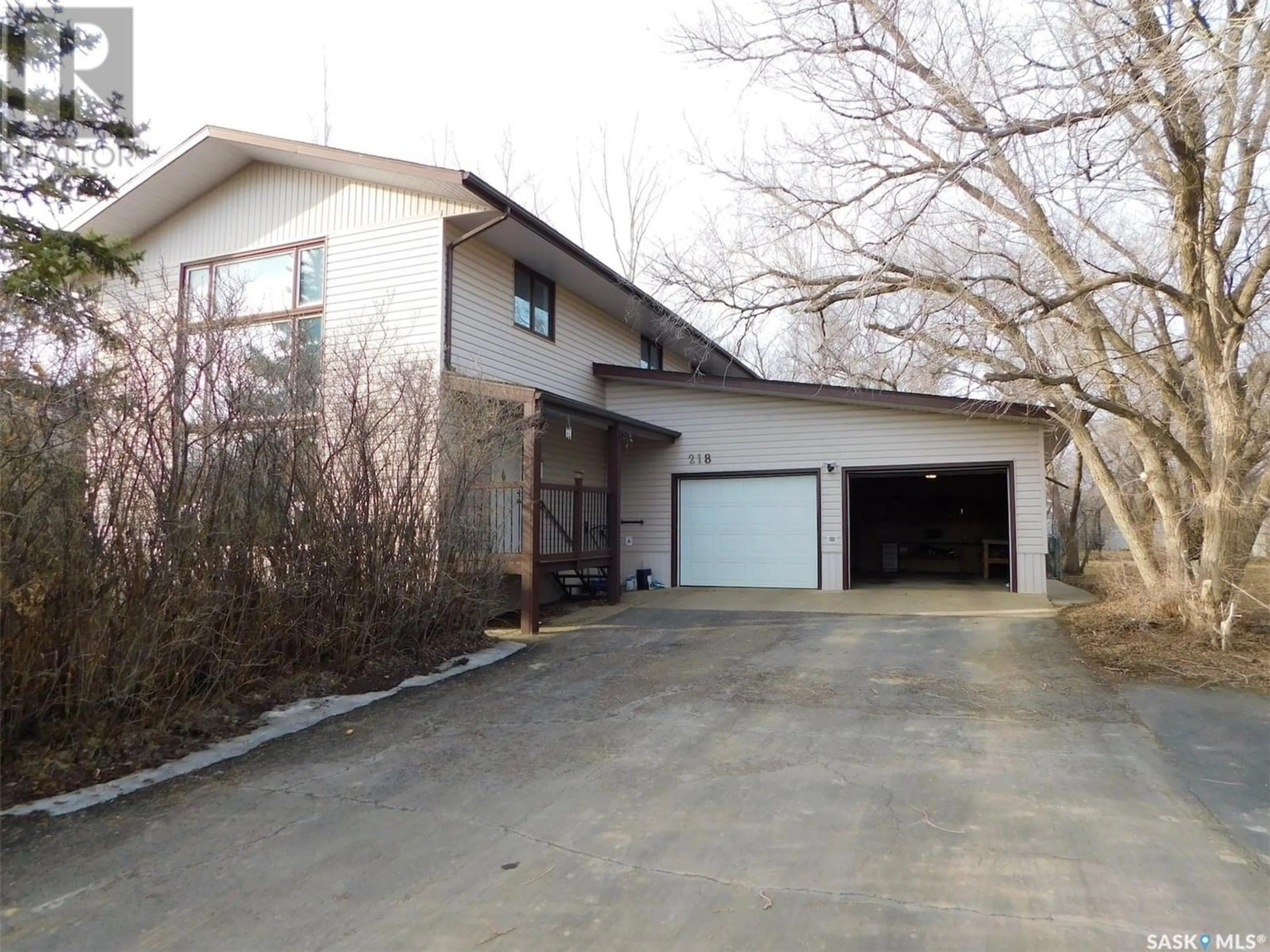 Frontside or backside of a home for 218 South AVENUE, Coronach Saskatchewan S0H0Z0