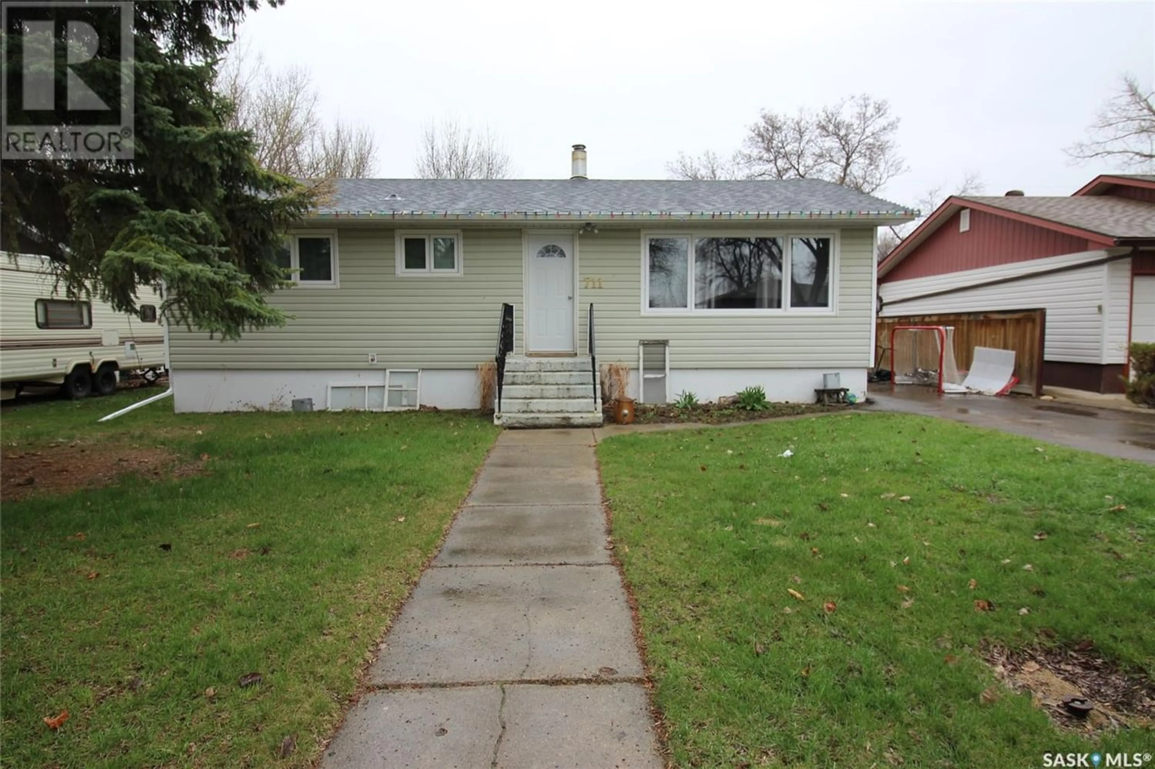 Frontside or backside of a home for 711 4th STREET E, Shaunavon Saskatchewan S0N2M0