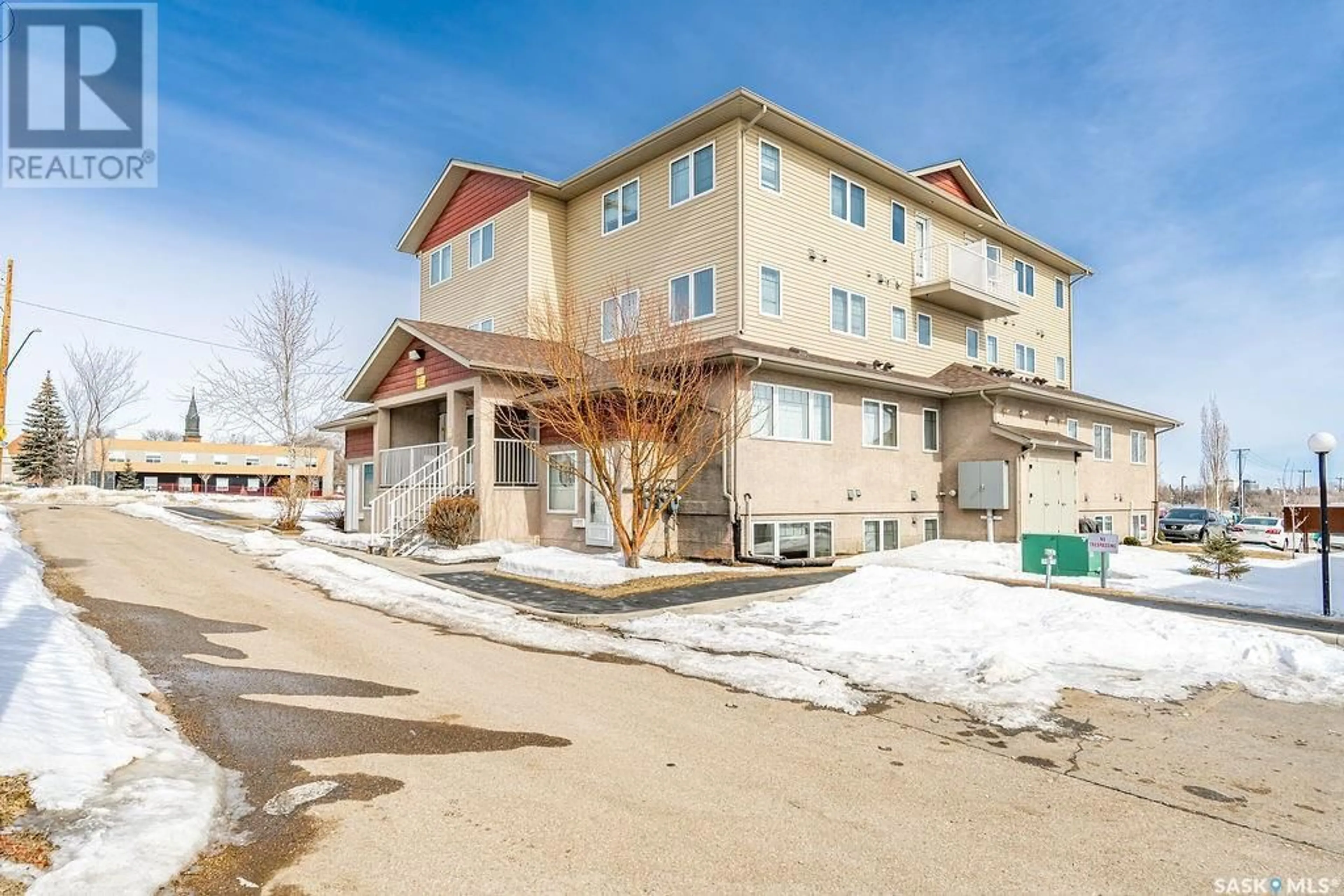 A pic from exterior of the house or condo for 4 1505 19th STREET W, Saskatoon Saskatchewan S7M3H1