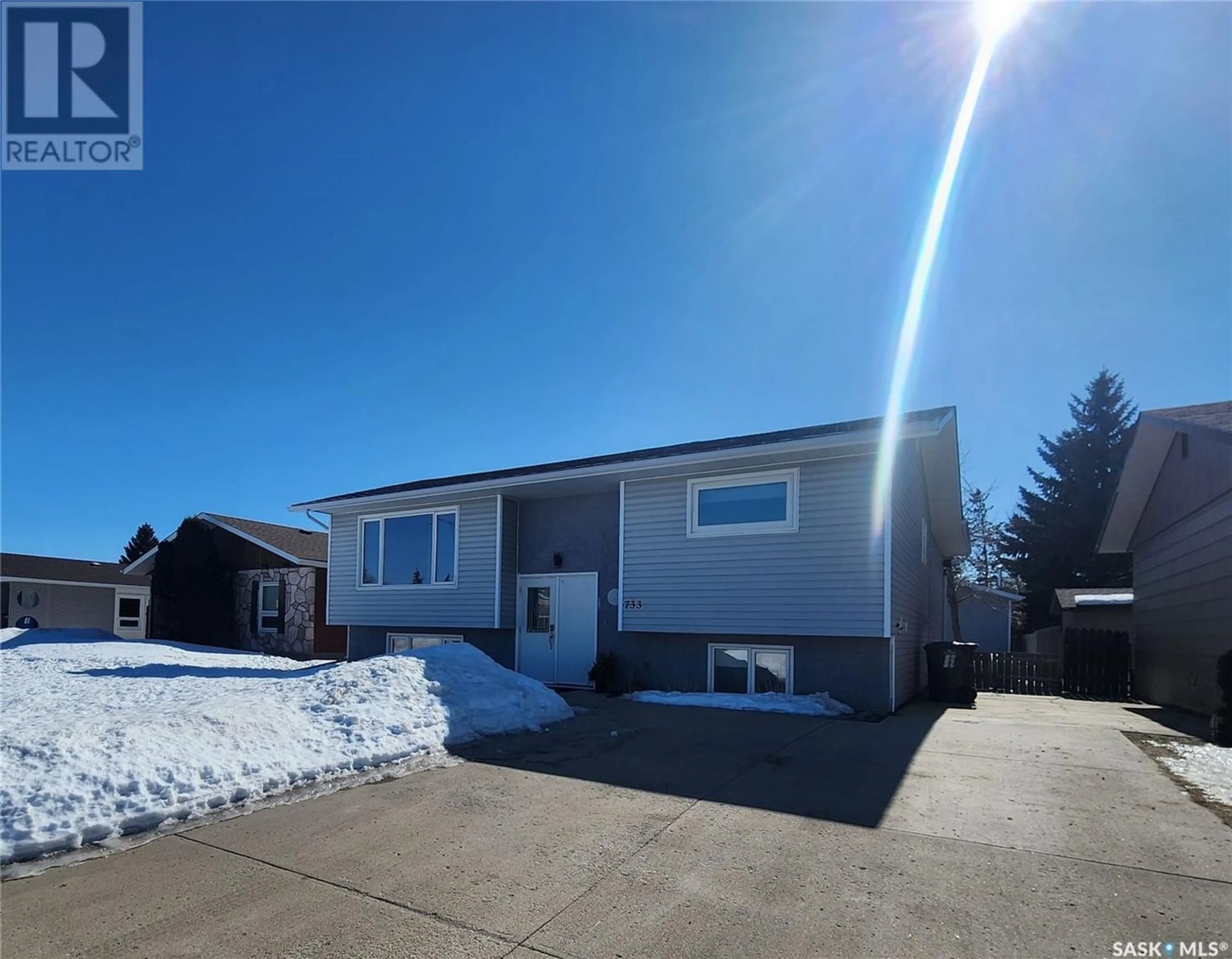 Frontside or backside of a home for 733 8th AVENUE W, Melville Saskatchewan S0A2P0