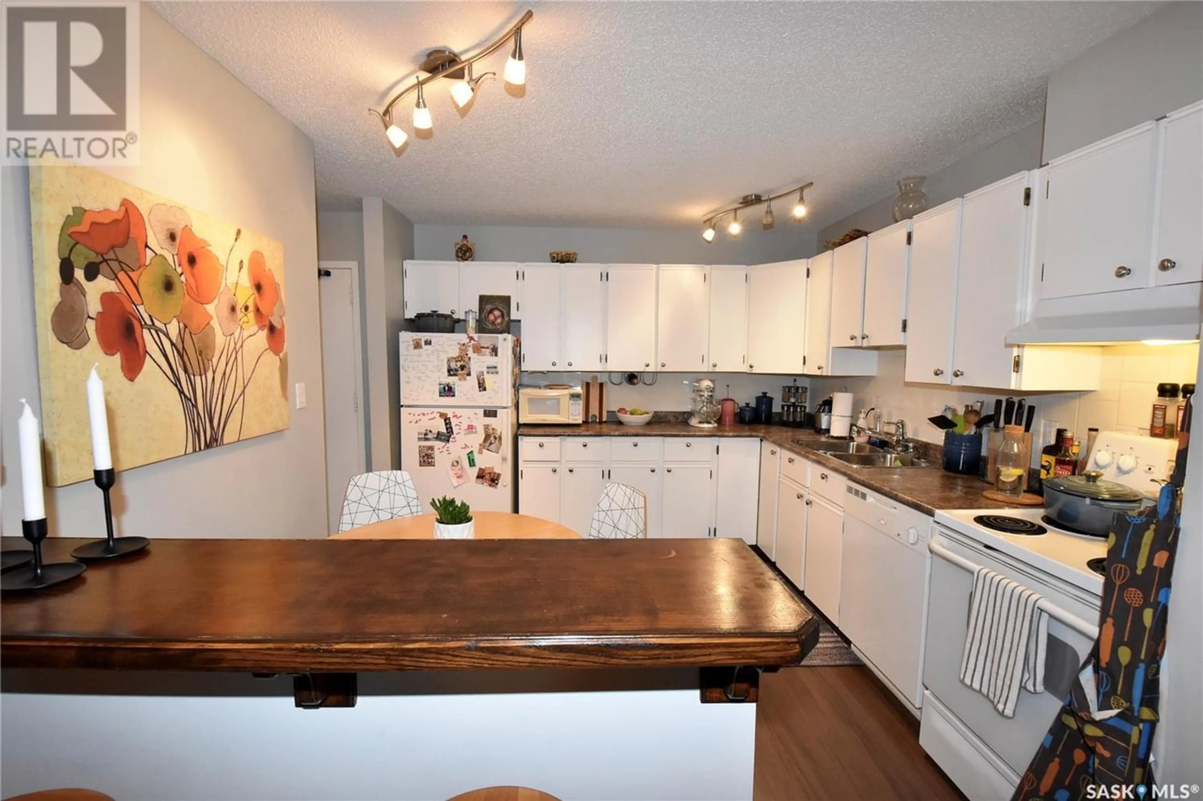 Kitchen for 207 2727 Victoria AVENUE, Regina Saskatchewan S4T1K4