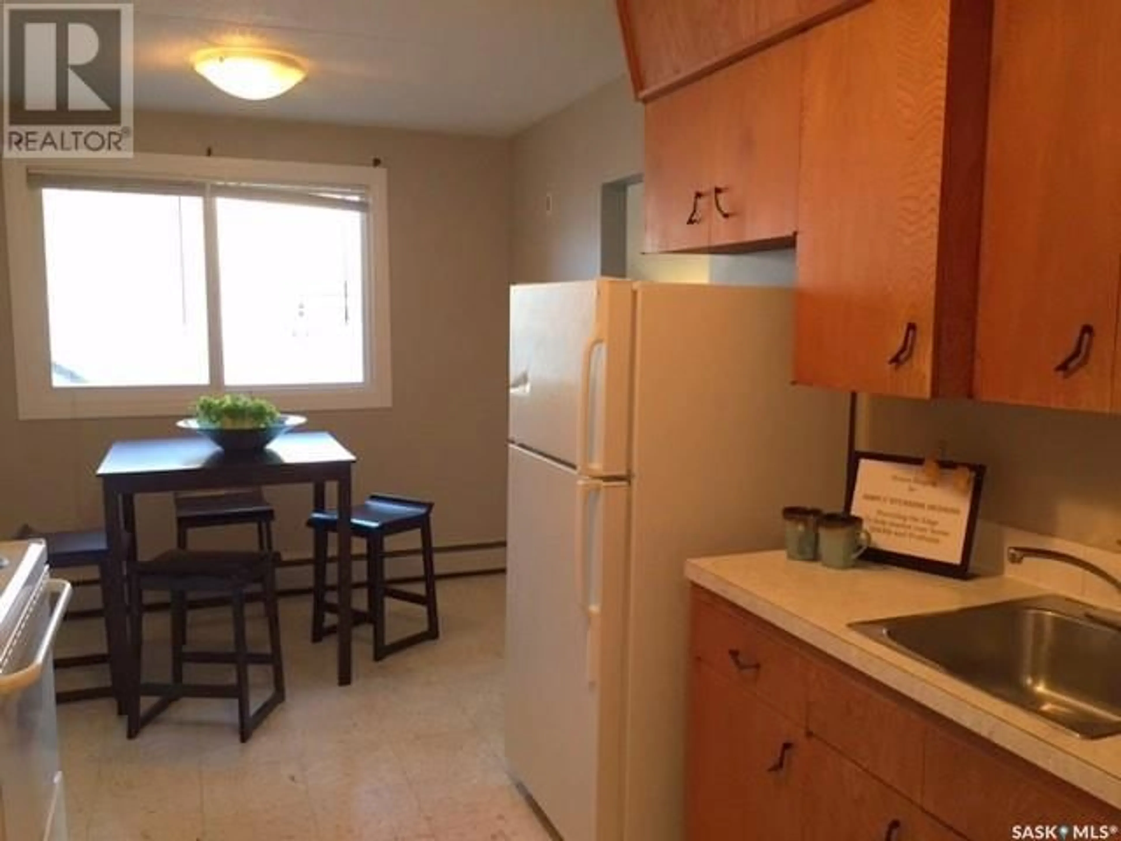 Standard kitchen for 15 2620 5th AVENUE N, Regina Saskatchewan S4R5E5