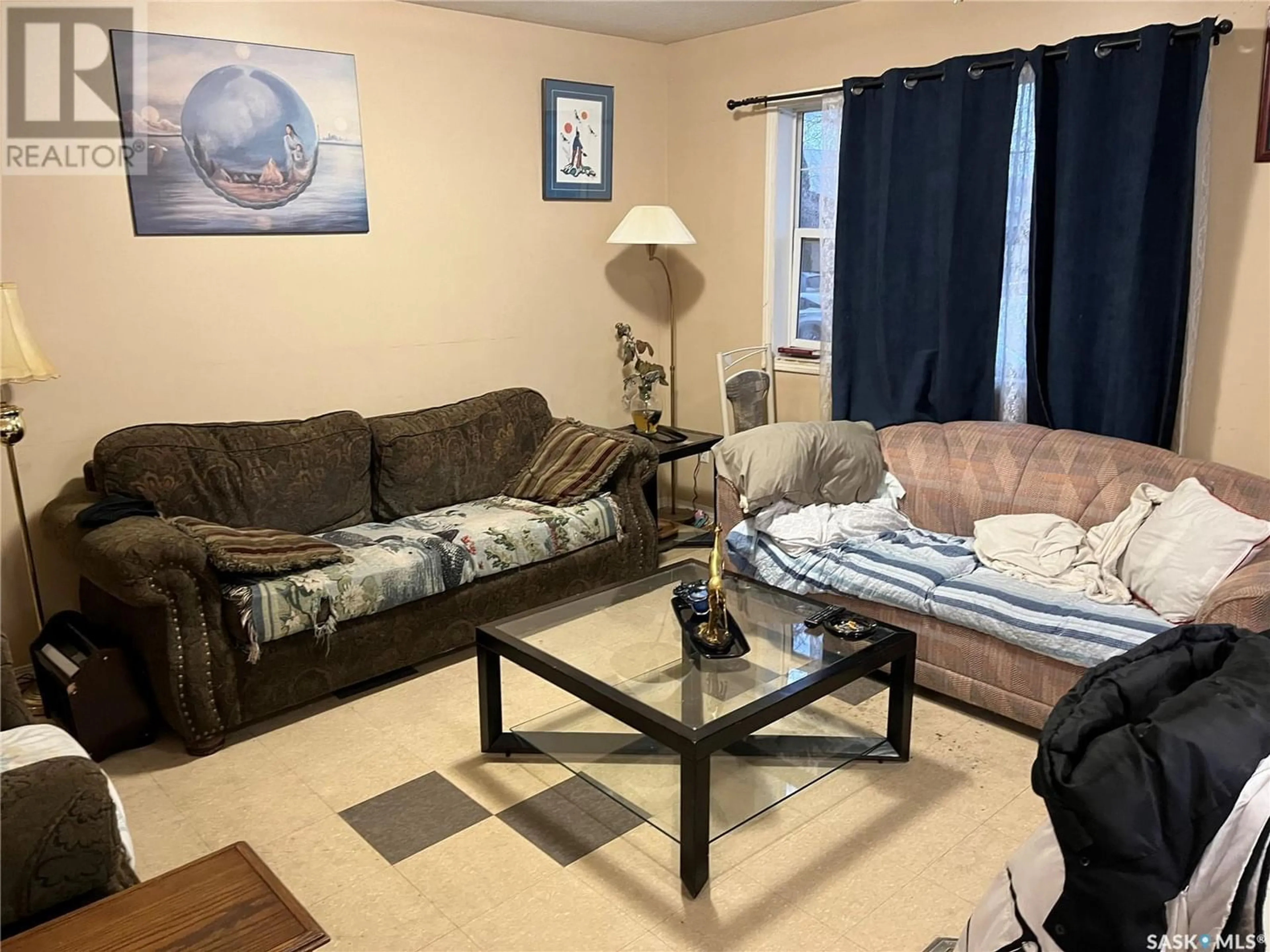 Living room for 326 G AVENUE S, Saskatoon Saskatchewan S7M1V3