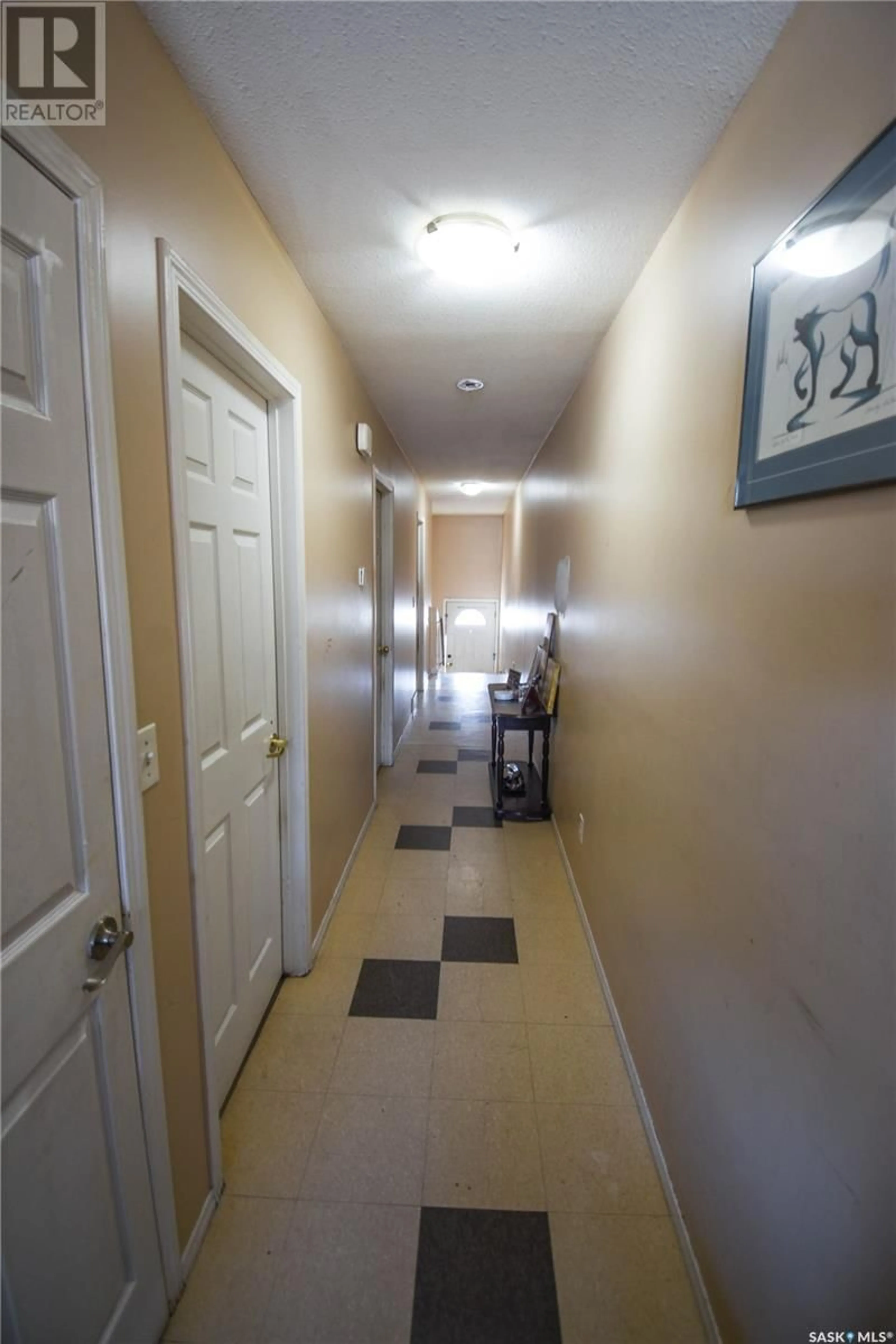 Indoor foyer for 326 G AVENUE S, Saskatoon Saskatchewan S7M1V3