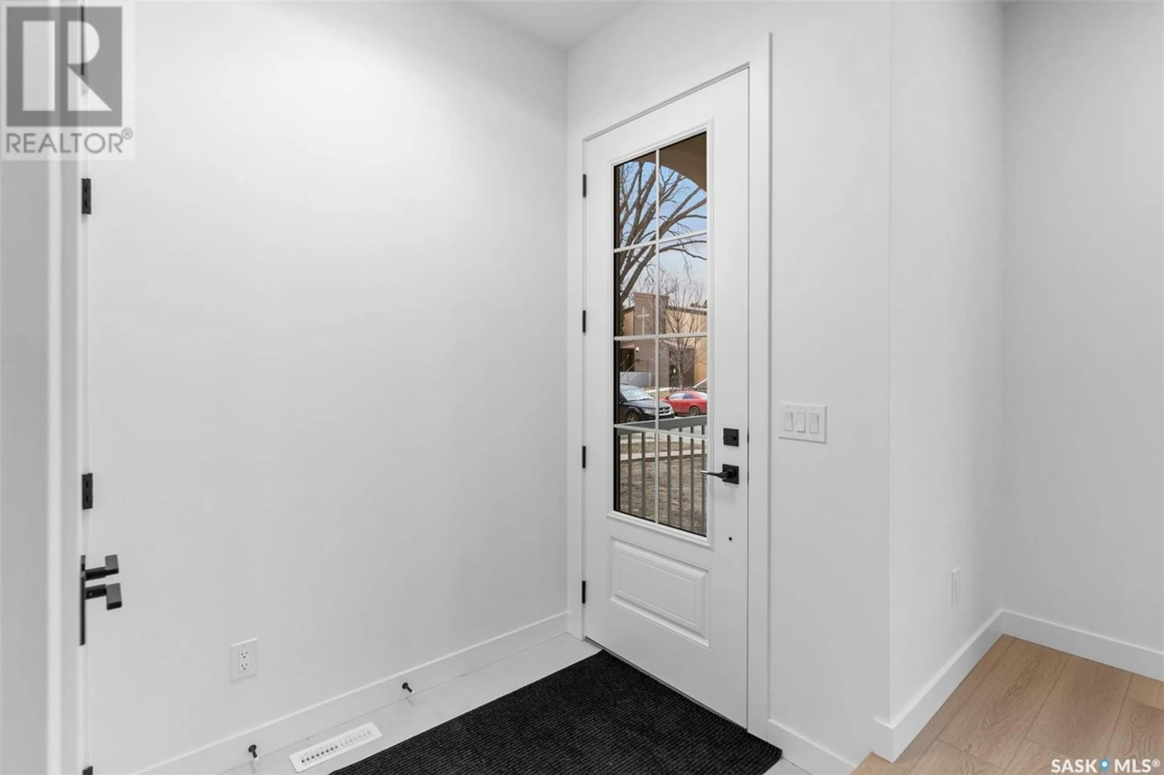 Indoor entryway for 712 1st STREET E, Saskatoon Saskatchewan S7H1T1