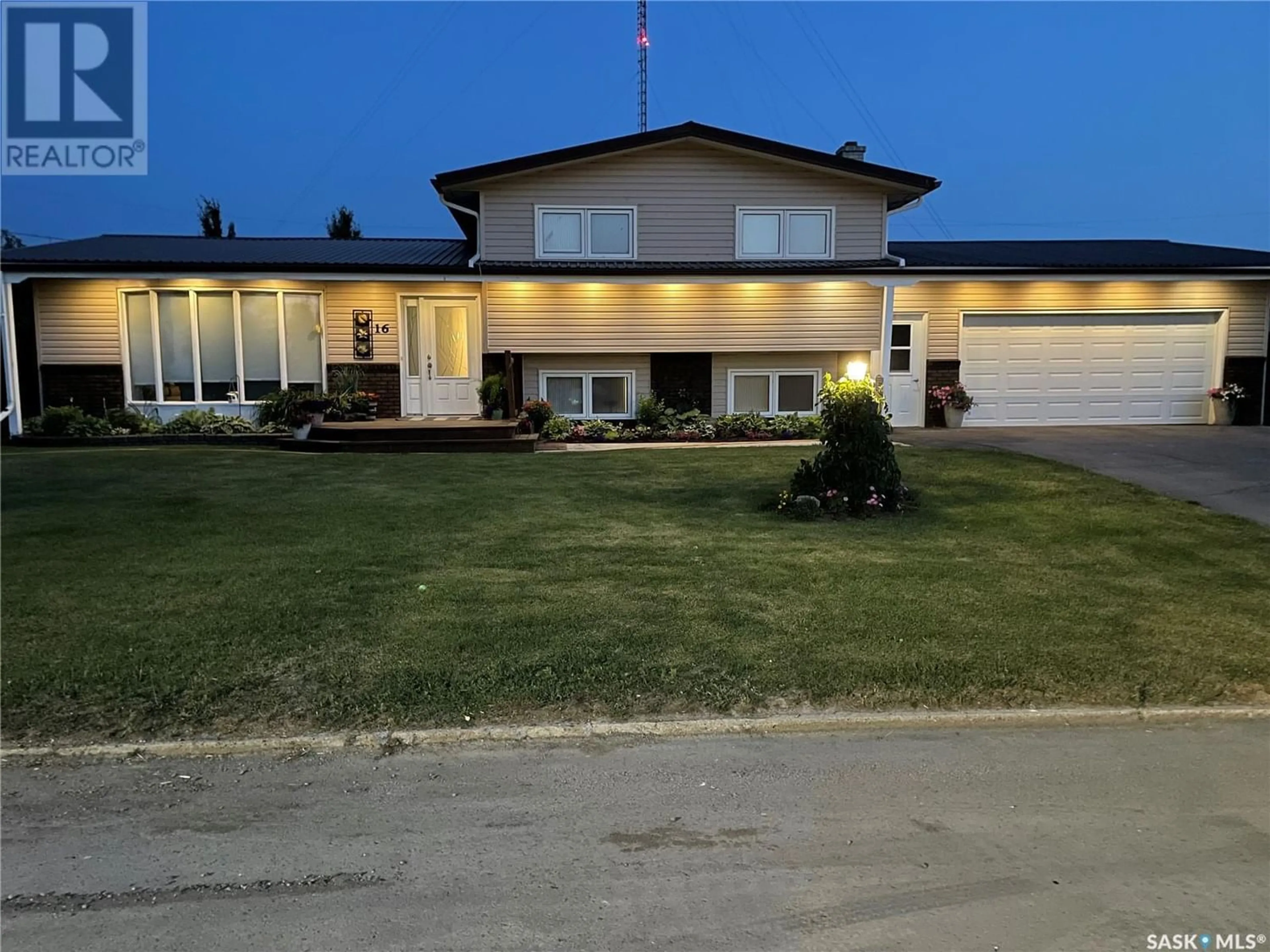Frontside or backside of a home for 16 Centennial DRIVE, Mossbank Saskatchewan S0H3G0