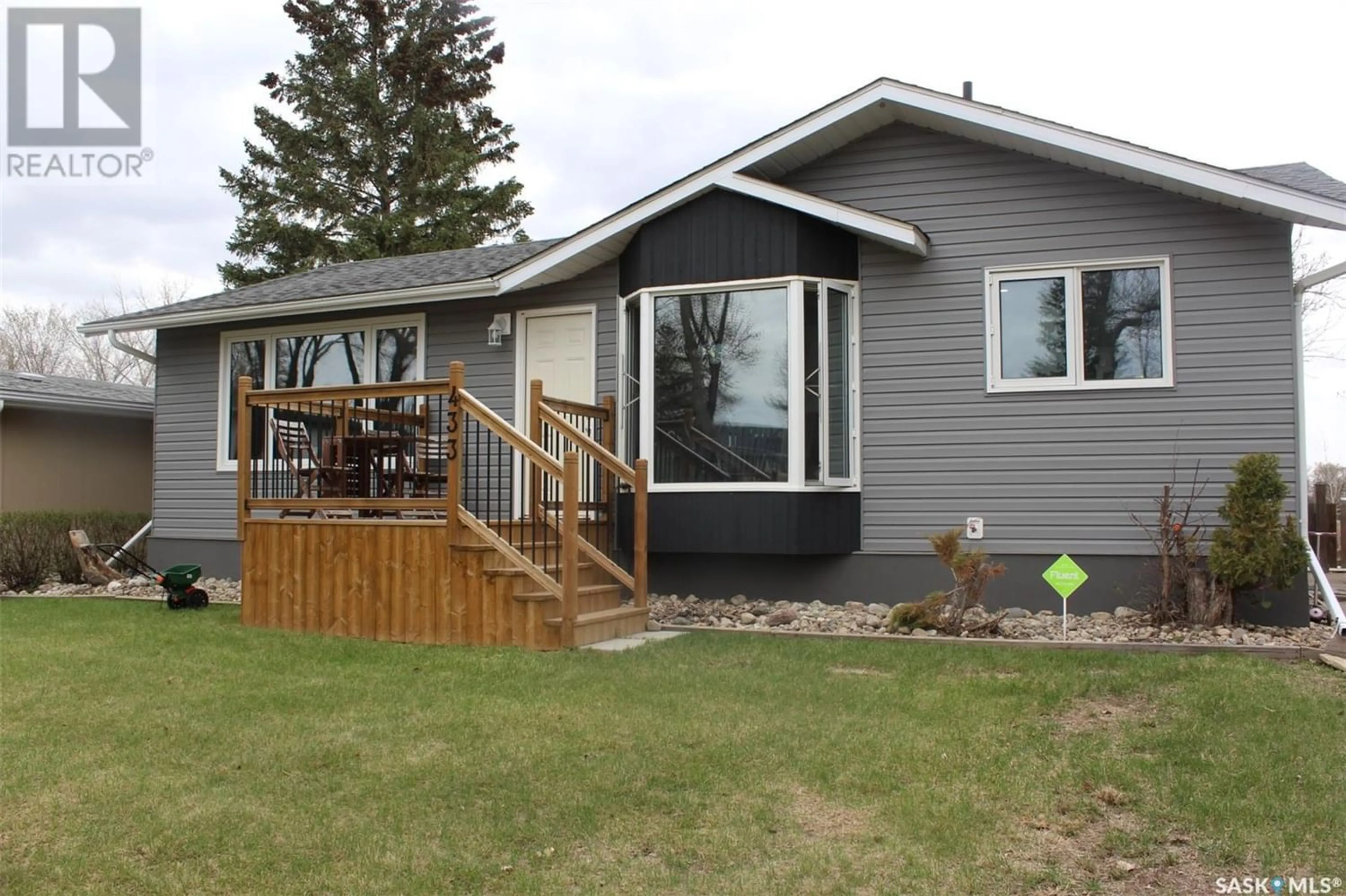 Home with vinyl exterior material for 433 3rd AVENUE NW, Weyburn Saskatchewan S4H1R2