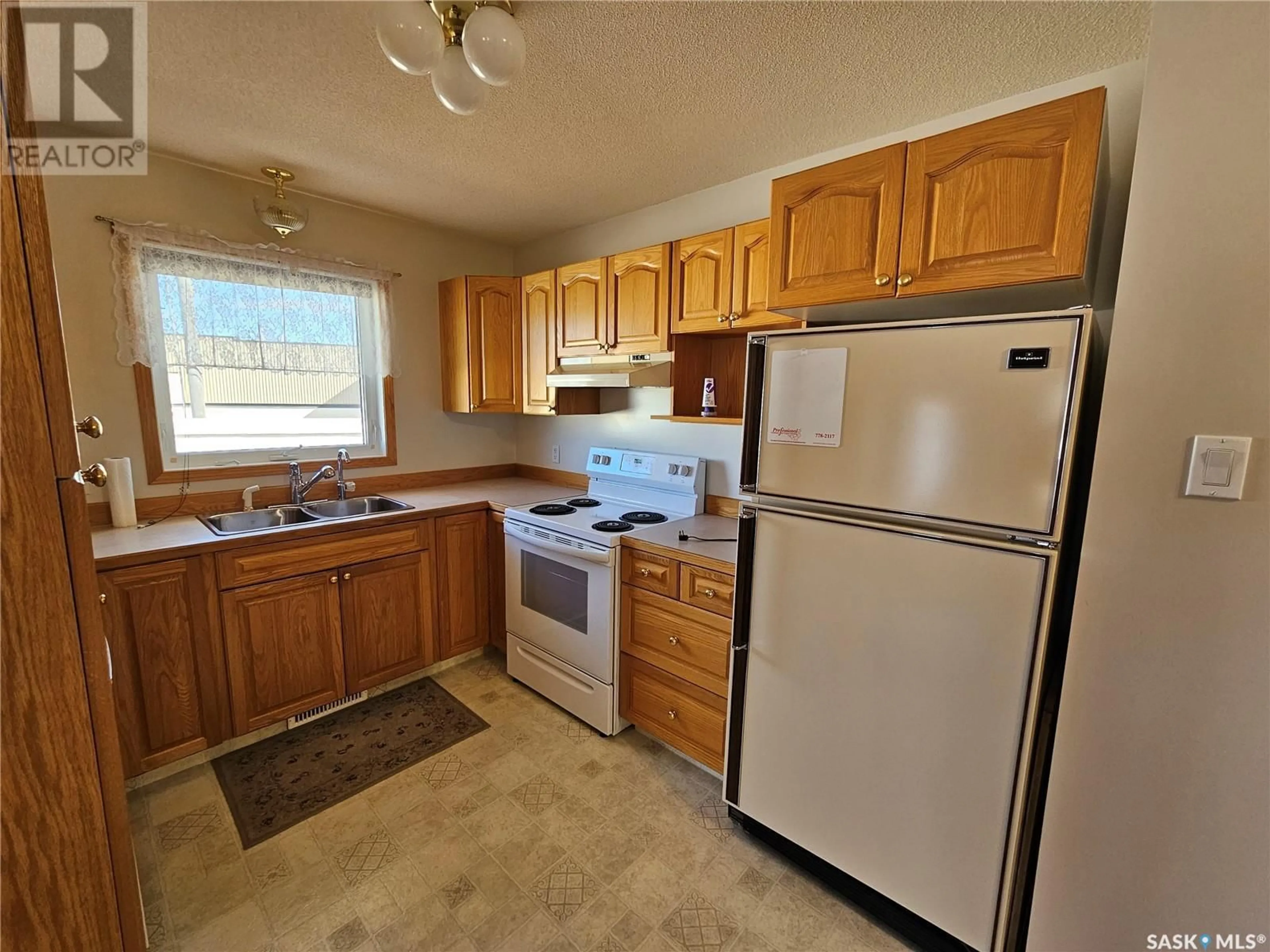 Standard kitchen for 399 165 Robert STREET W, Swift Current Saskatchewan S9H5E7