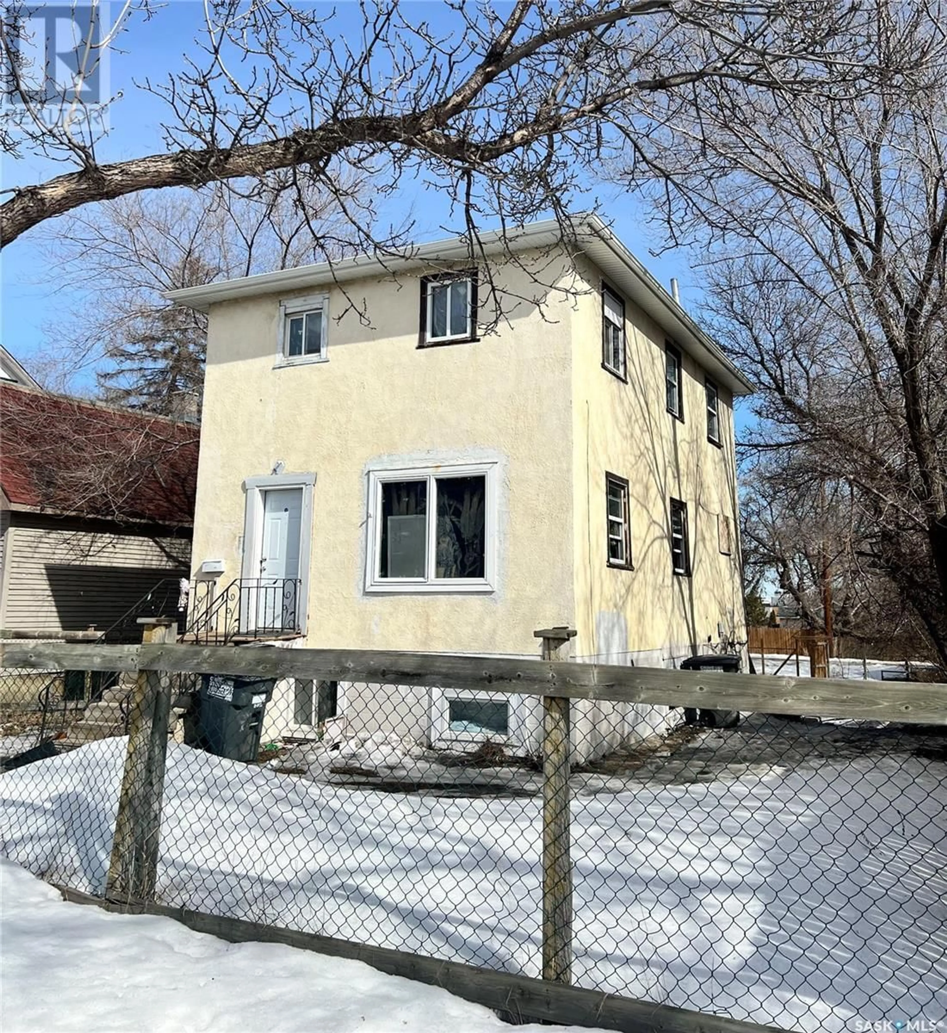 Frontside or backside of a home for 324 Q AVENUE S, Saskatoon Saskatchewan S7L2X8