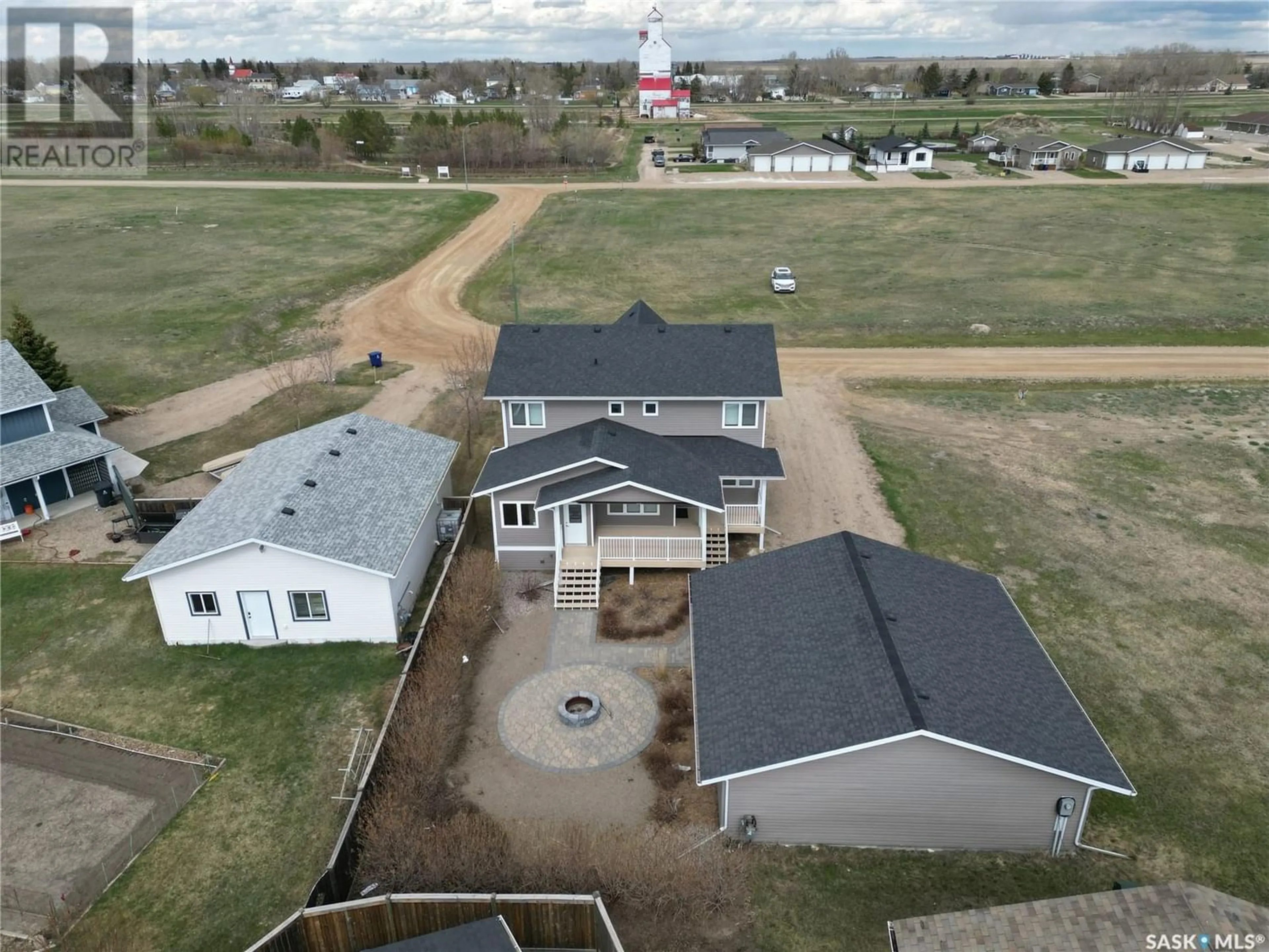 Frontside or backside of a home for 117 Putters LANE, Elbow Saskatchewan S0H1J0