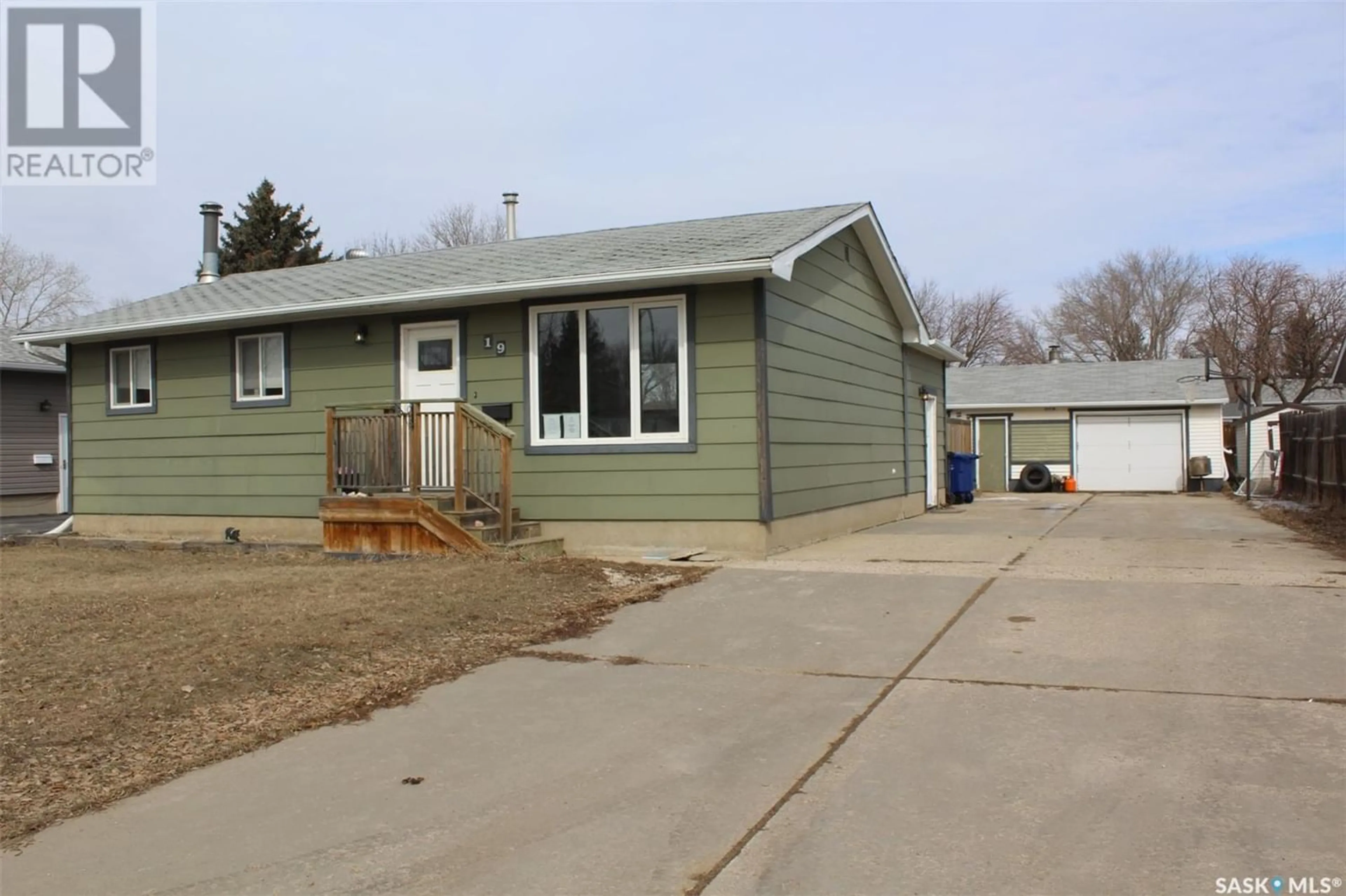 Frontside or backside of a home for 19 Mitchell CRESCENT, Weyburn Saskatchewan S4H2M3