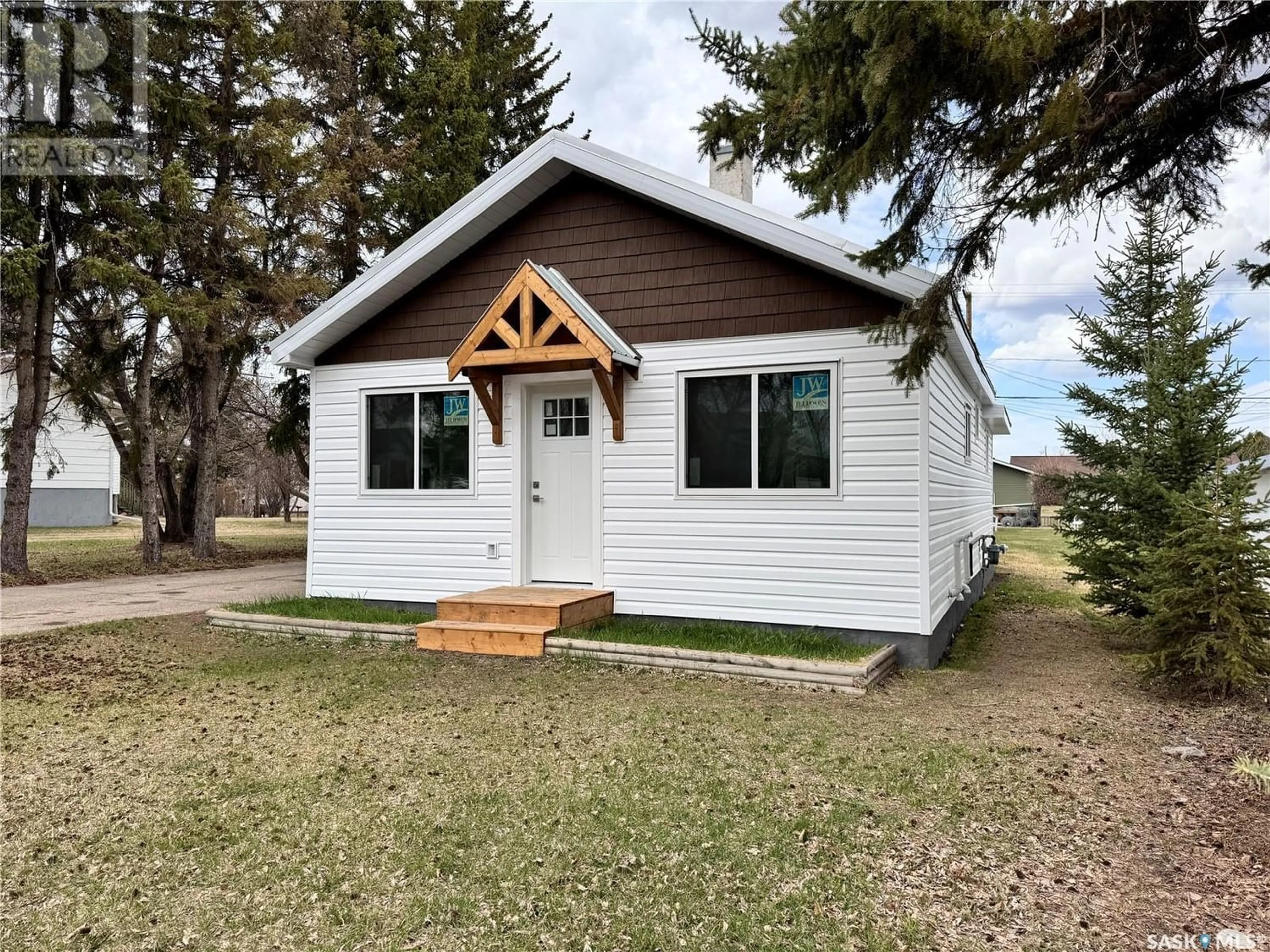 A pic from exterior of the house or condo for 704 B AVENUE E, Wynyard Saskatchewan S0A4T0
