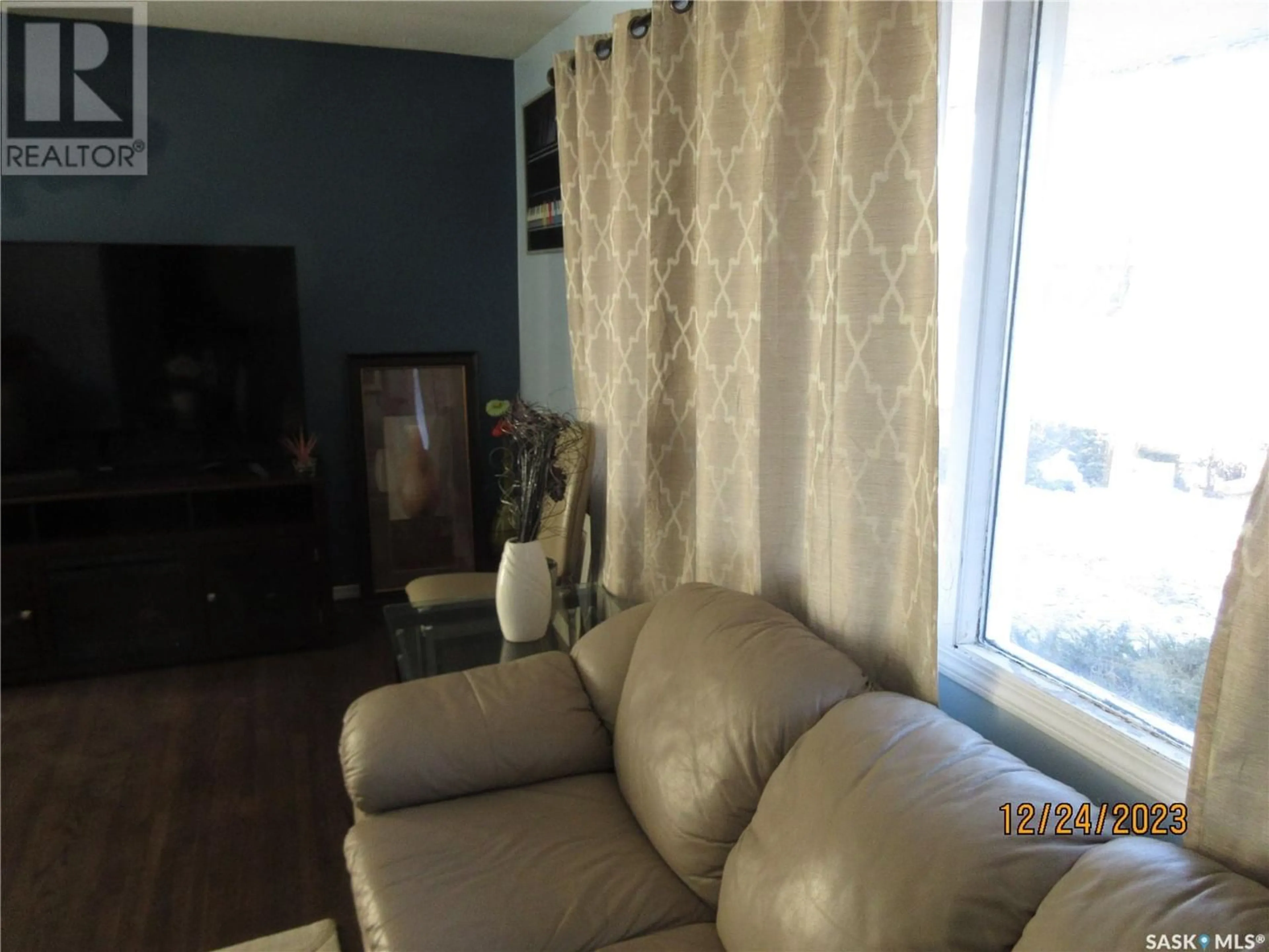 Living room for 301 HALIFAX STREET N, Regina Saskatchewan S4R2W9