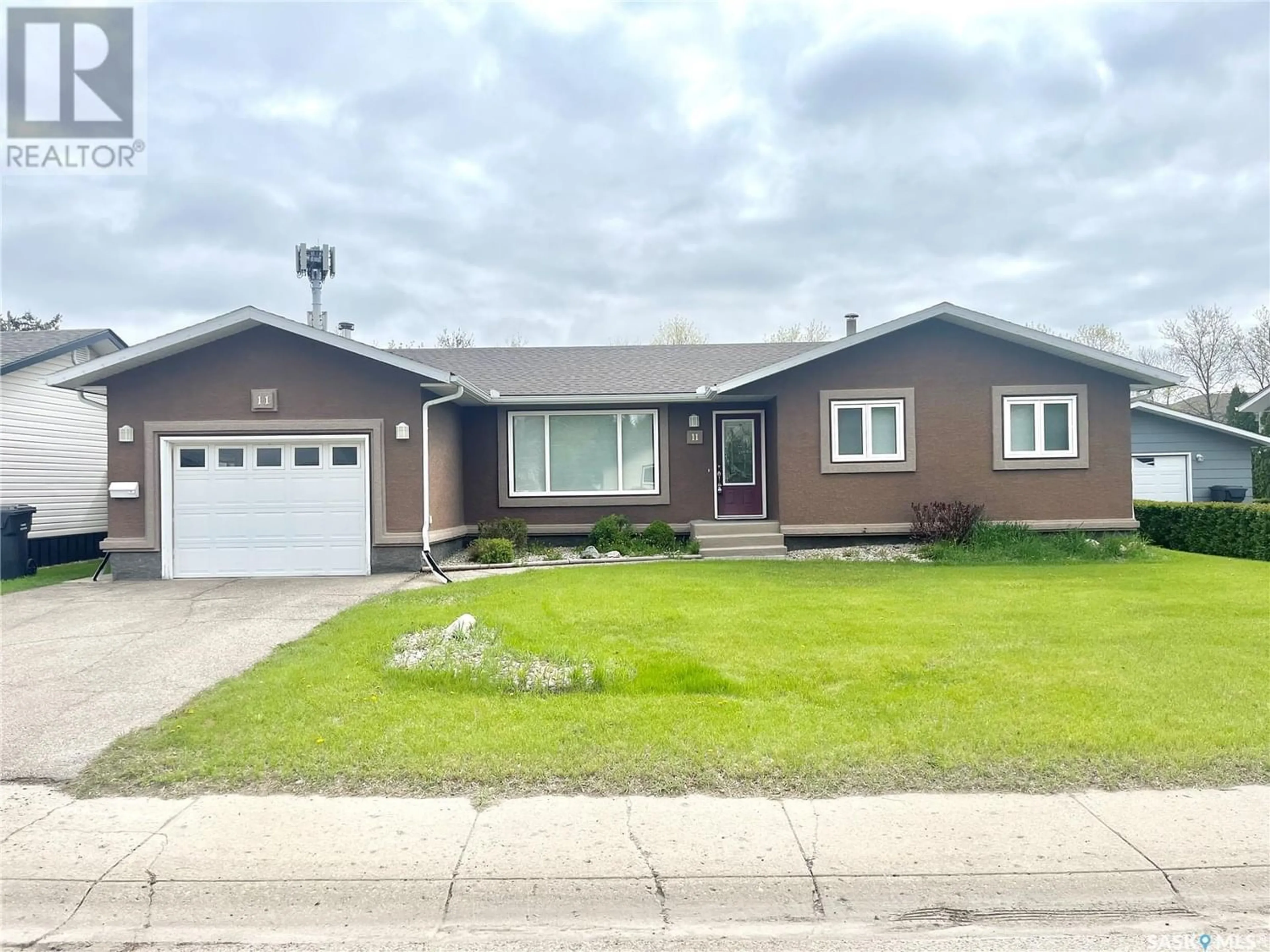 Frontside or backside of a home for 11 Mackenzie DRIVE, Yorkton Saskatchewan S3N3M6