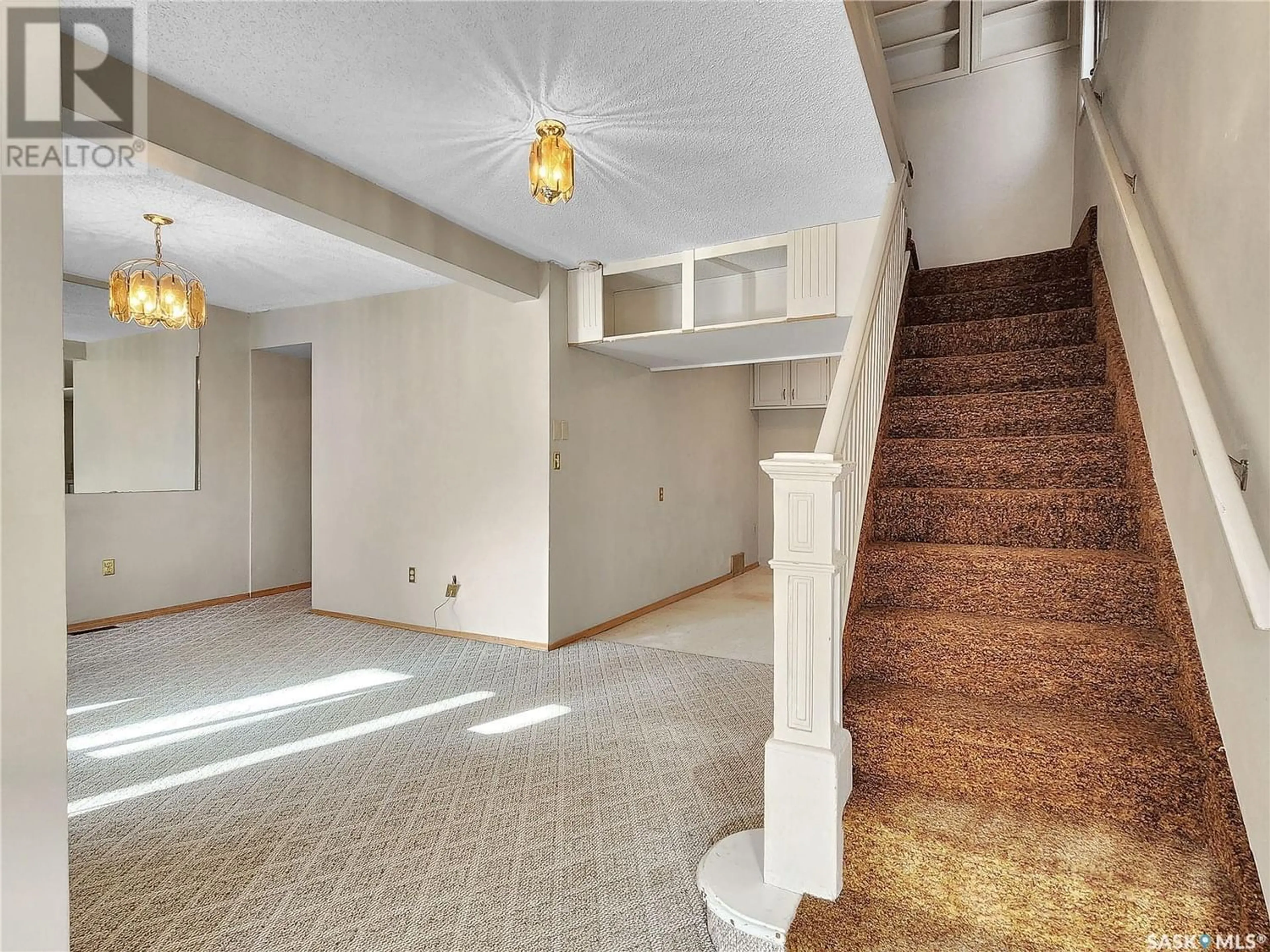 Indoor foyer for 521 H AVENUE S, Saskatoon Saskatchewan S7M1W7