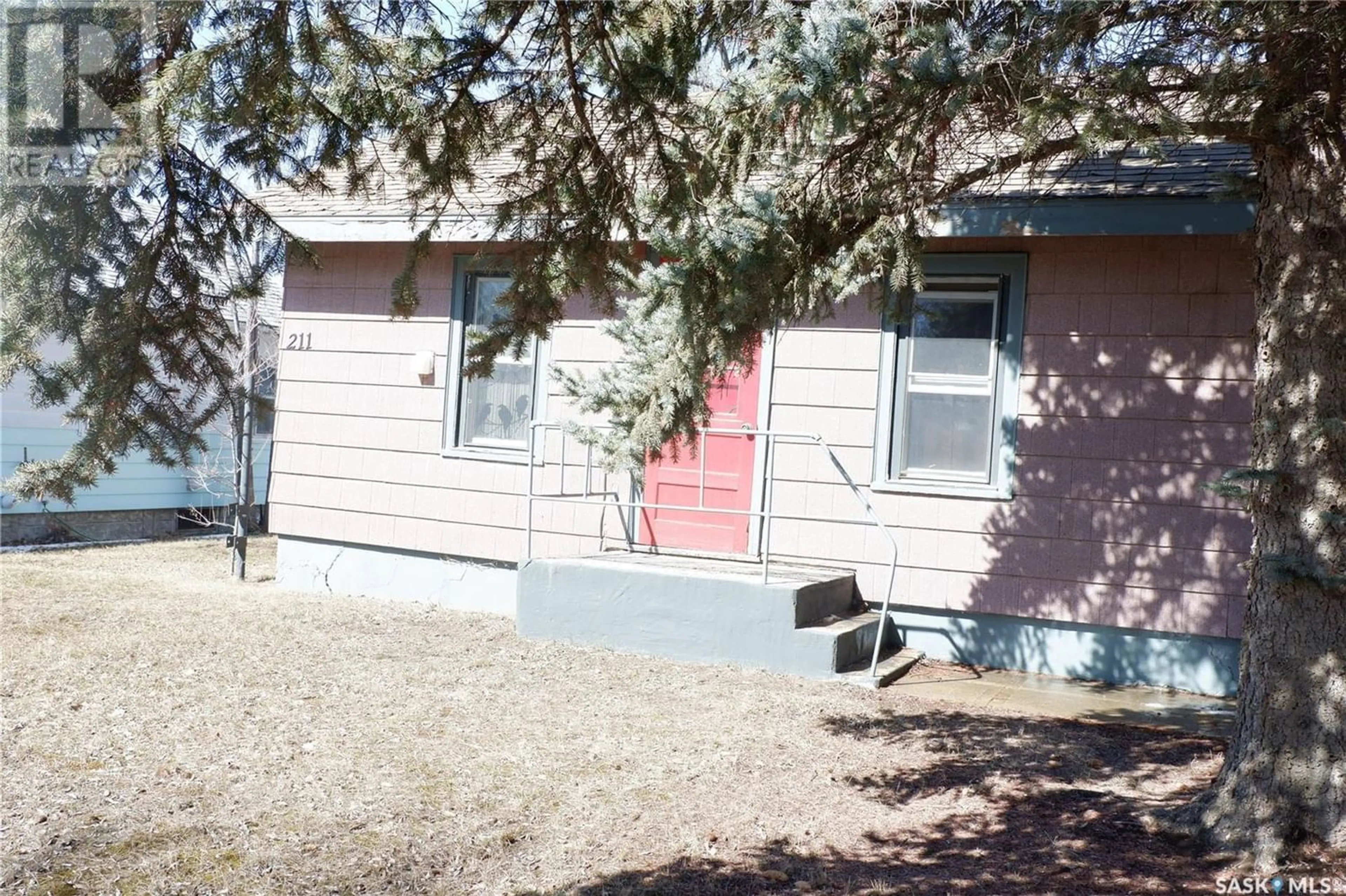 Frontside or backside of a home for 211 2nd AVENUE W, Mossbank Saskatchewan S0H3G0