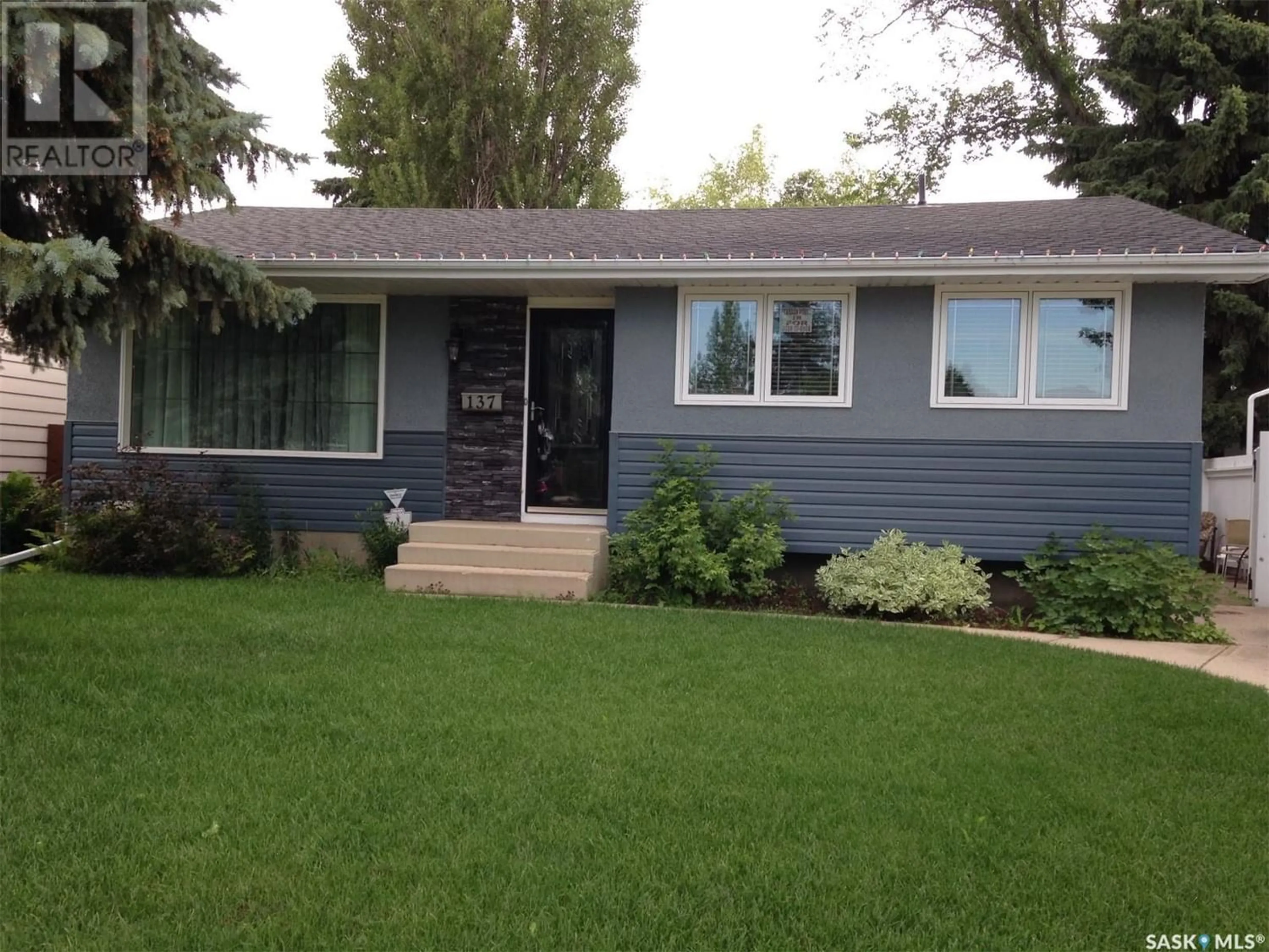 Frontside or backside of a home for 137 East DRIVE, Saskatoon Saskatchewan S7J2X6