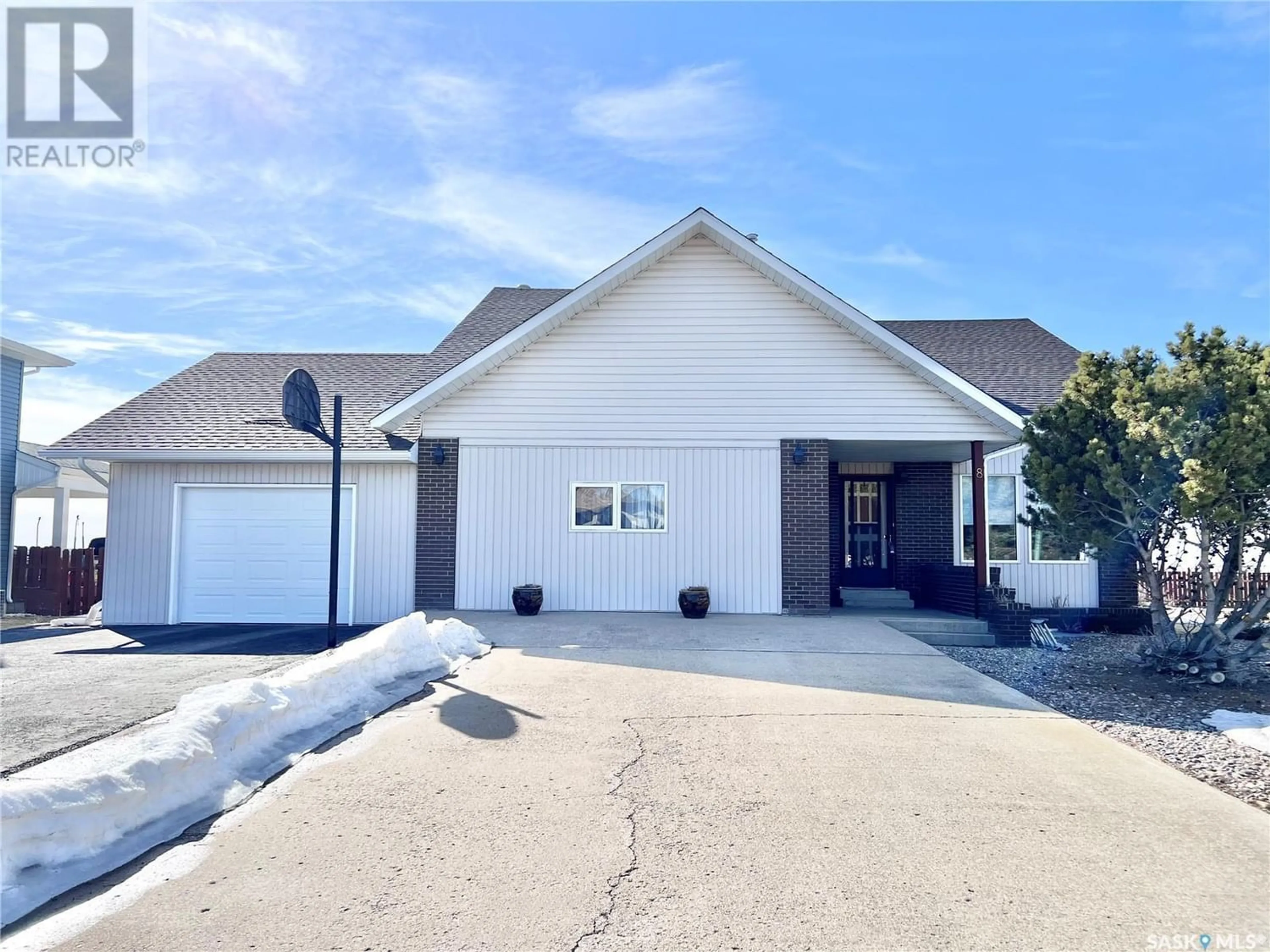 Frontside or backside of a home for 8 Maple PLACE, Outlook Saskatchewan S0L2N0