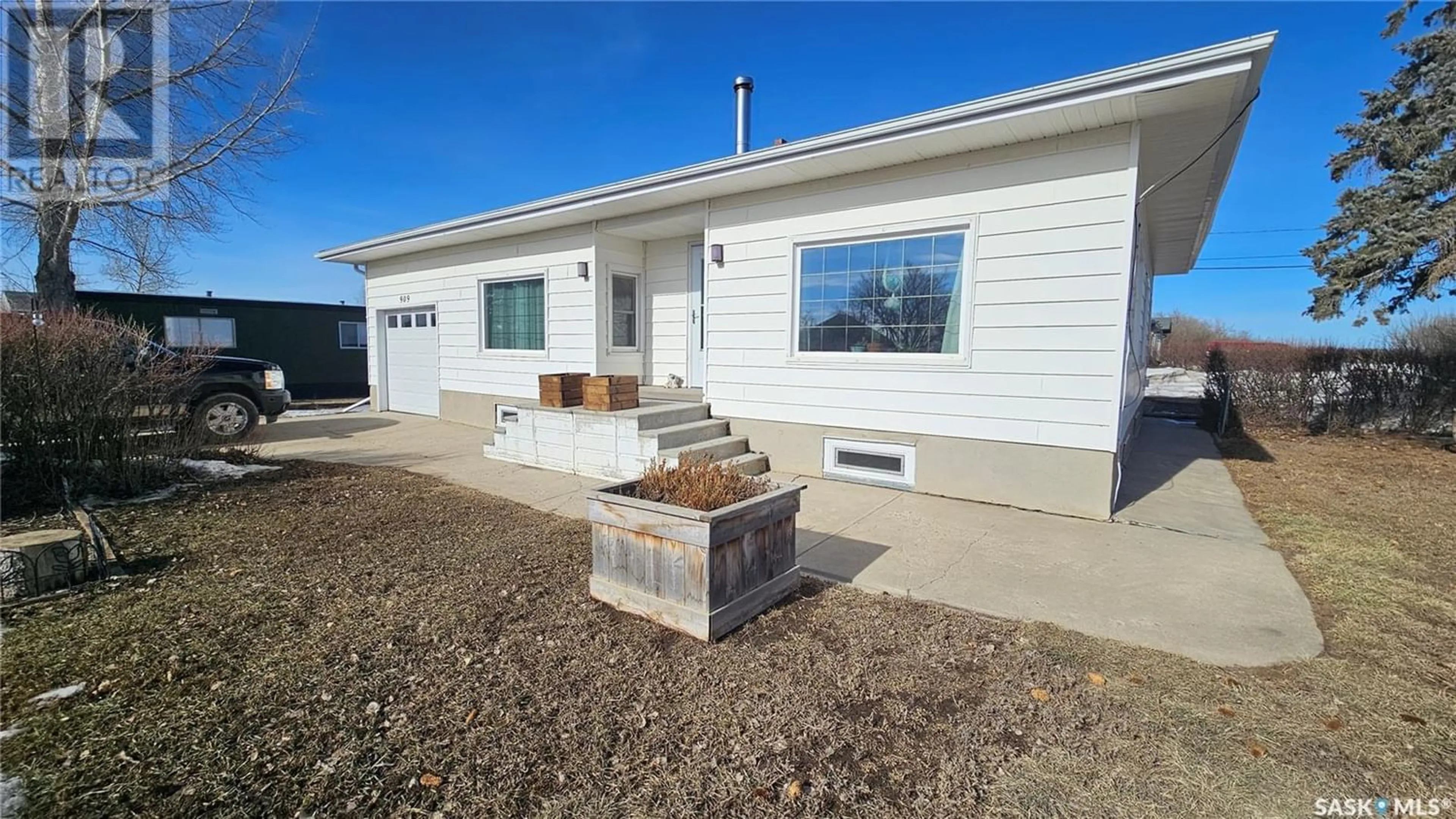 Home with vinyl exterior material for 909 1st STREET, Hanley Saskatchewan S0G2E0