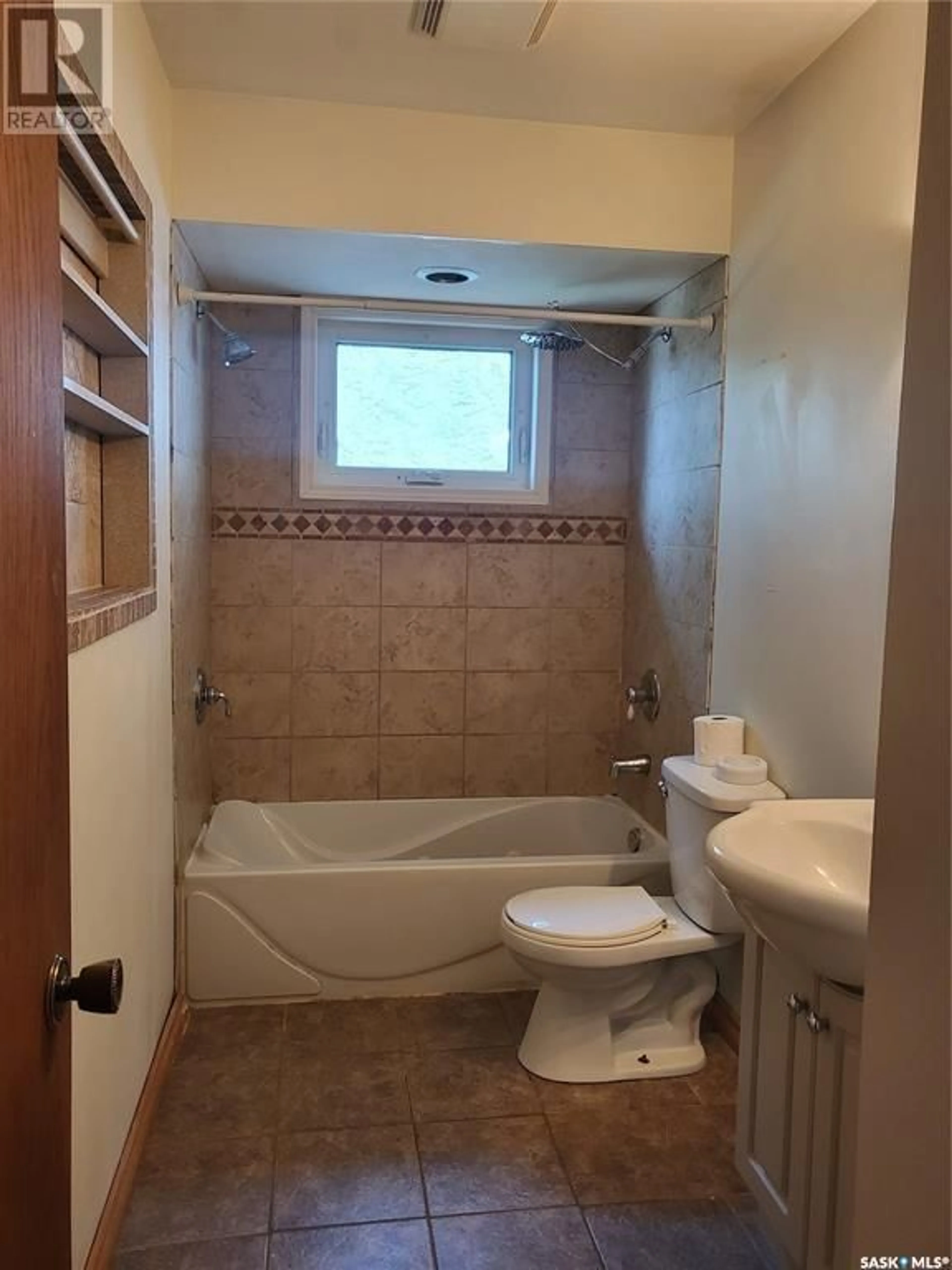 Standard bathroom for 409 Brooks ROAD, Estevan Saskatchewan S4A2P2