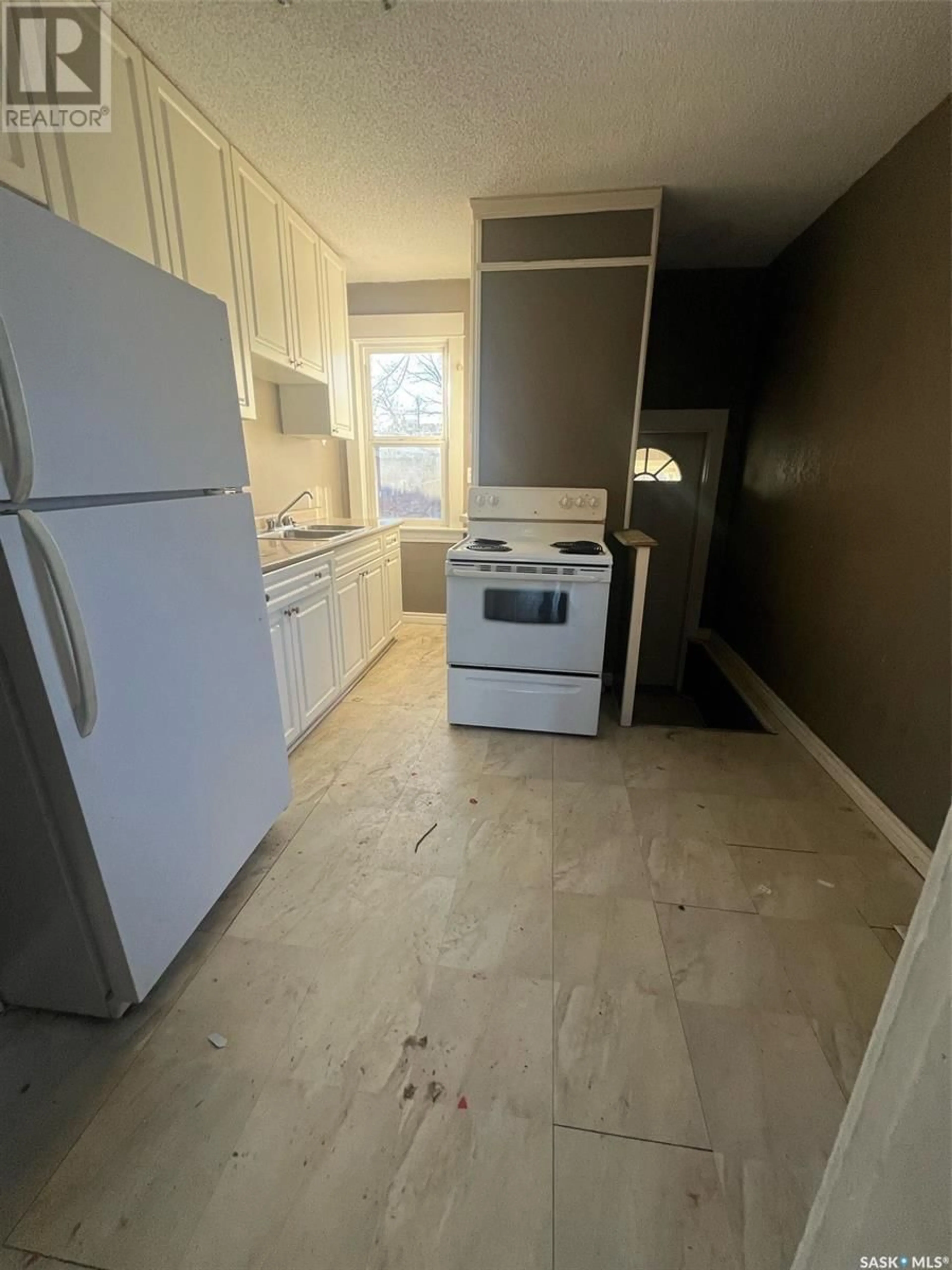 Standard kitchen for 2022 Quebec STREET, Regina Saskatchewan S4P1J9